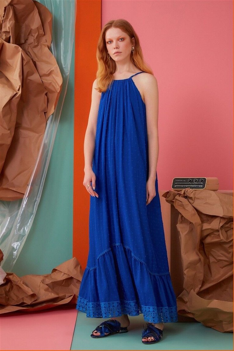  GIZIA - İp Askılı Güpür Detaylı Saks Rengi Uzun Elbise