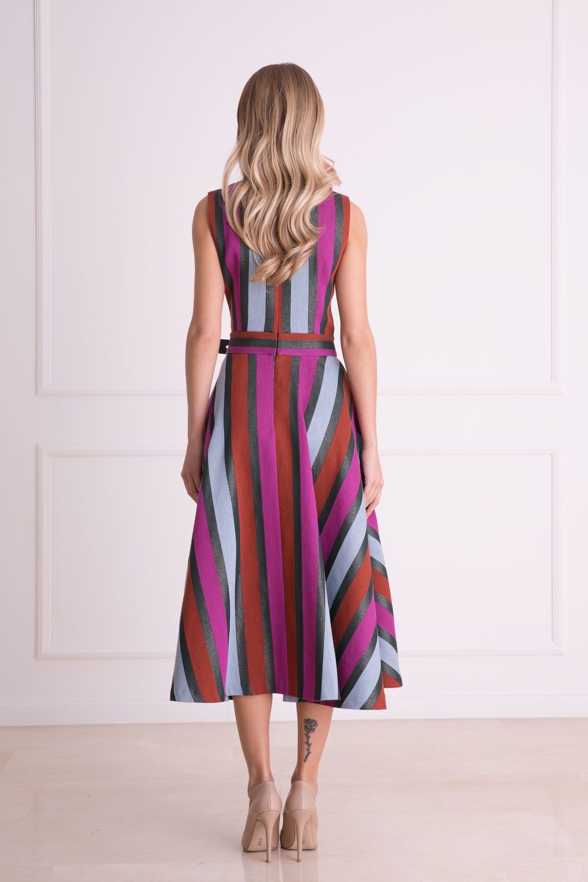 V Yaka Grafik Desenli Midi Elbise