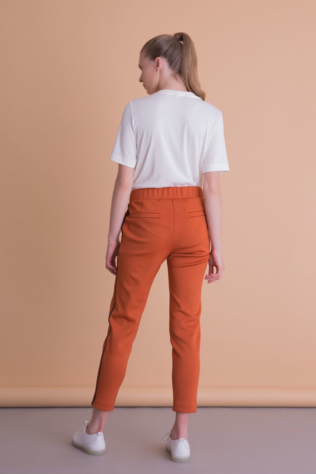 Şerit Detaylı Kiremit Rengi Spor Pantolon