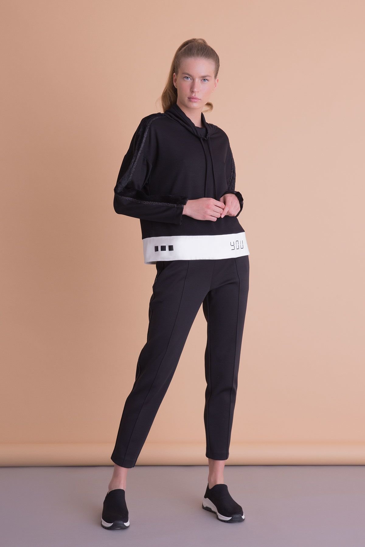 Boyun Bağcıklı Siyah Spor Swetshirt