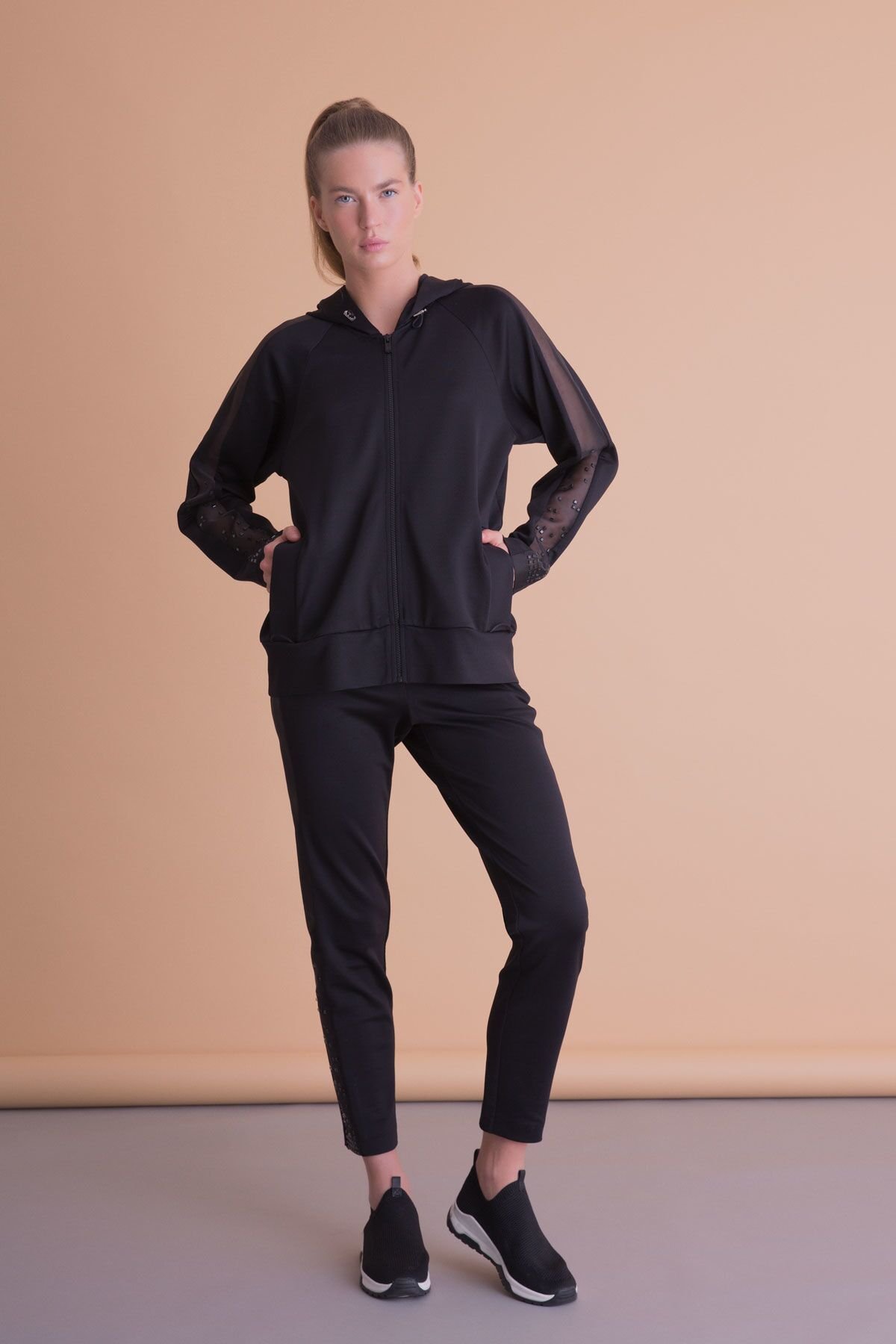 Kol Tül Detaylı Kapüşonlu Siyah Swetshirt