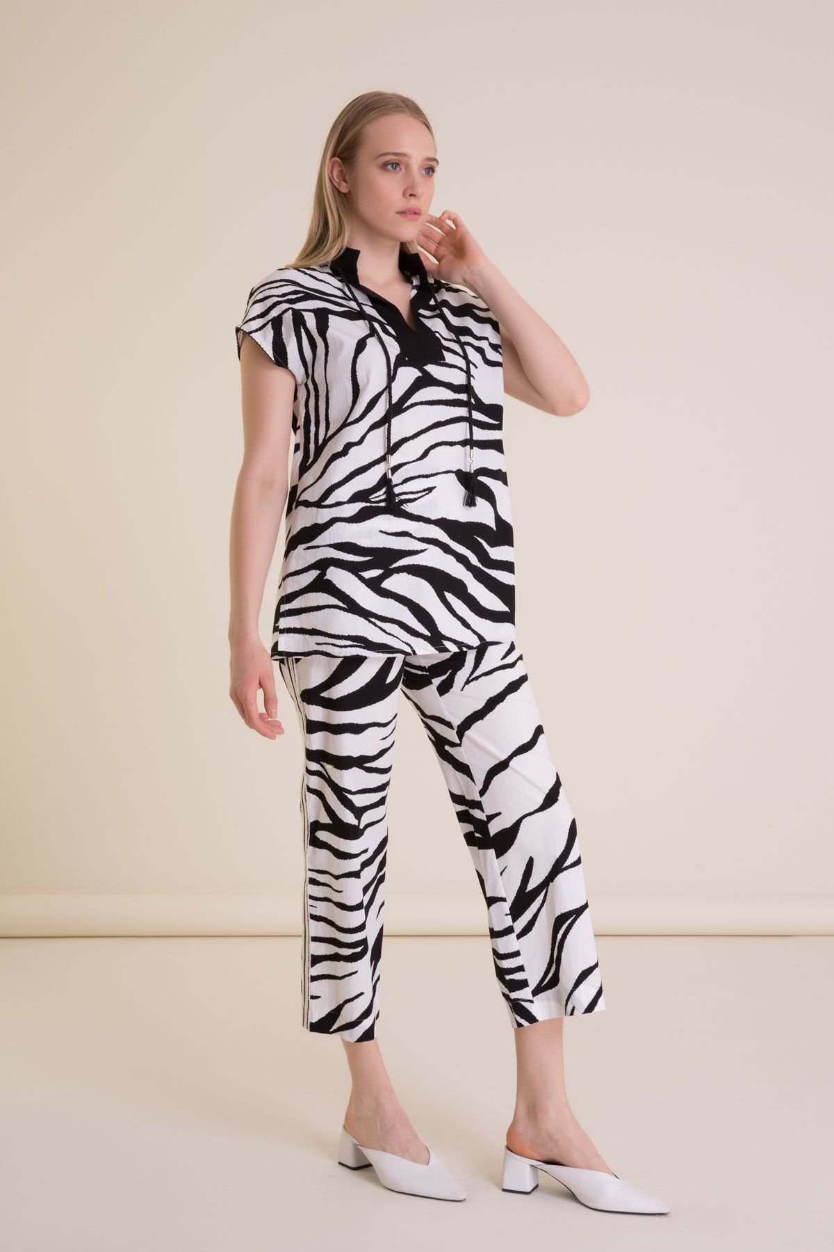 Zebra Desenli Şerit Detaylı Beyaz Crop Pantolon