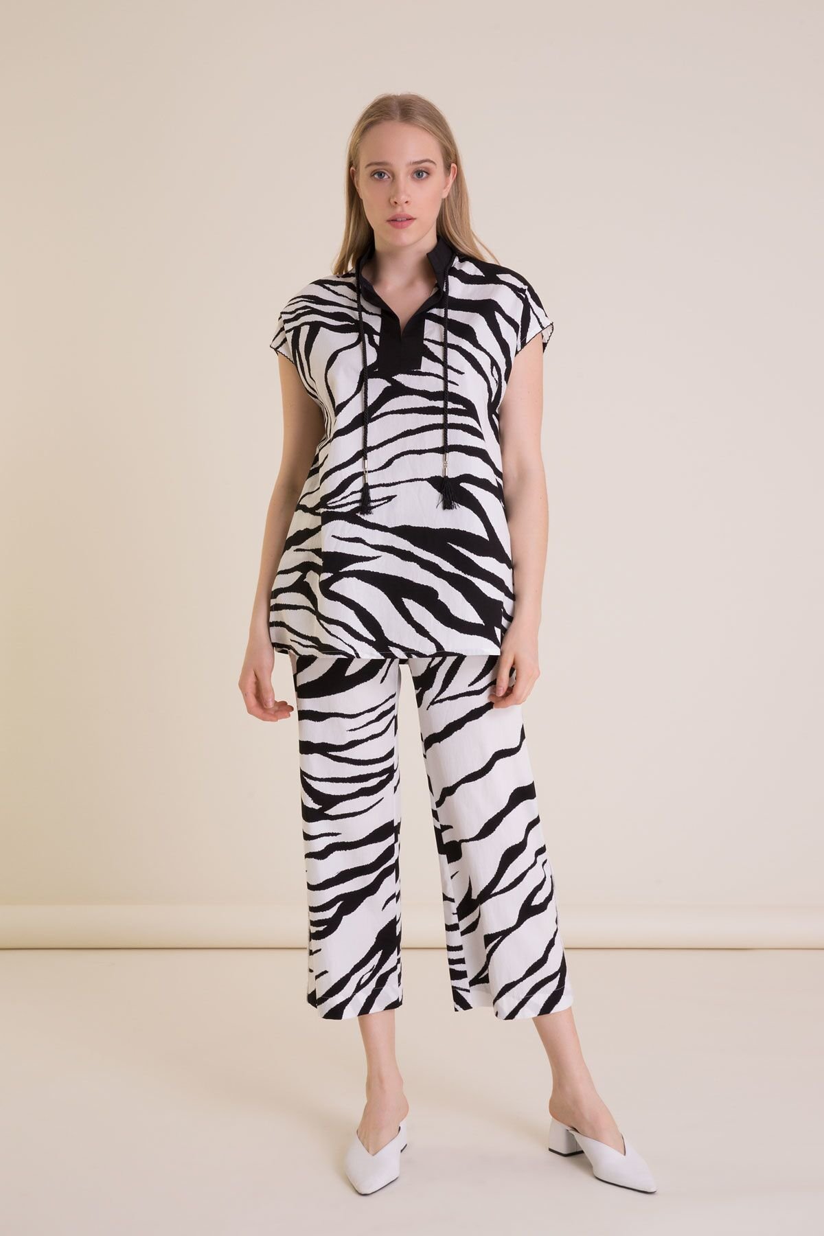 Zebra Desenli Şerit Detaylı Beyaz Crop Pantolon
