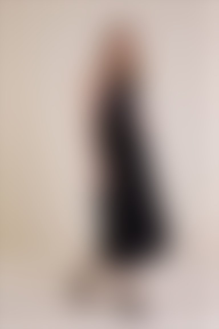 V Yaka Dantel Detaylı Askılı Siyah Midi Elbise