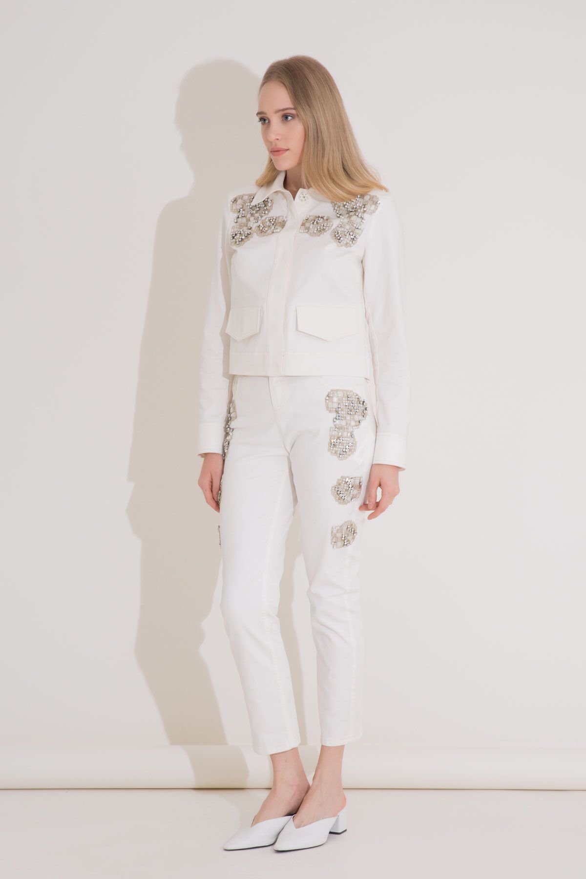İşleme Detaylı Boru Paça Beyaz Jean Pantolon