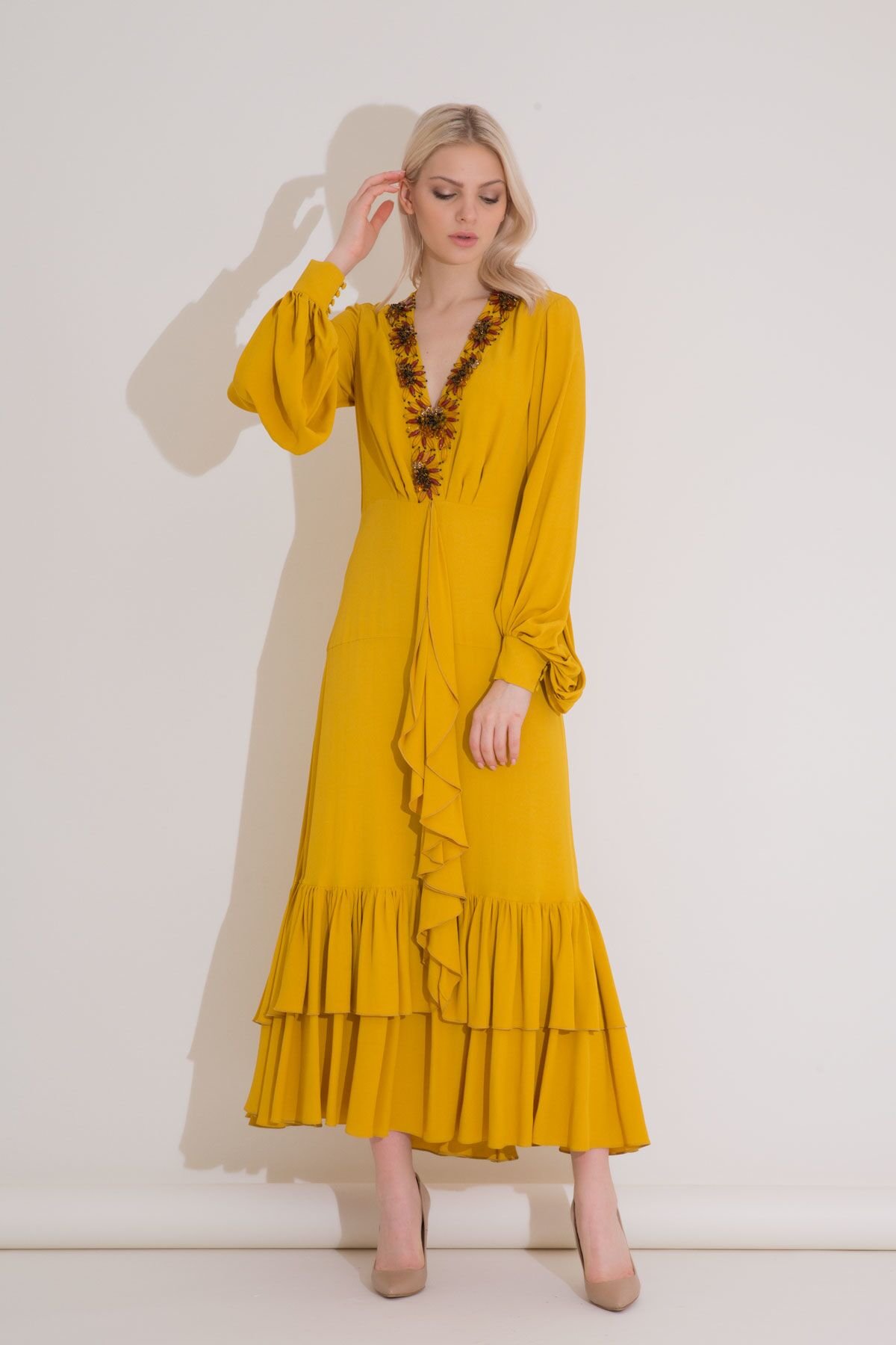 Yaka İşlemeli Safran Rengi Fırfırlı Uzun Elbise