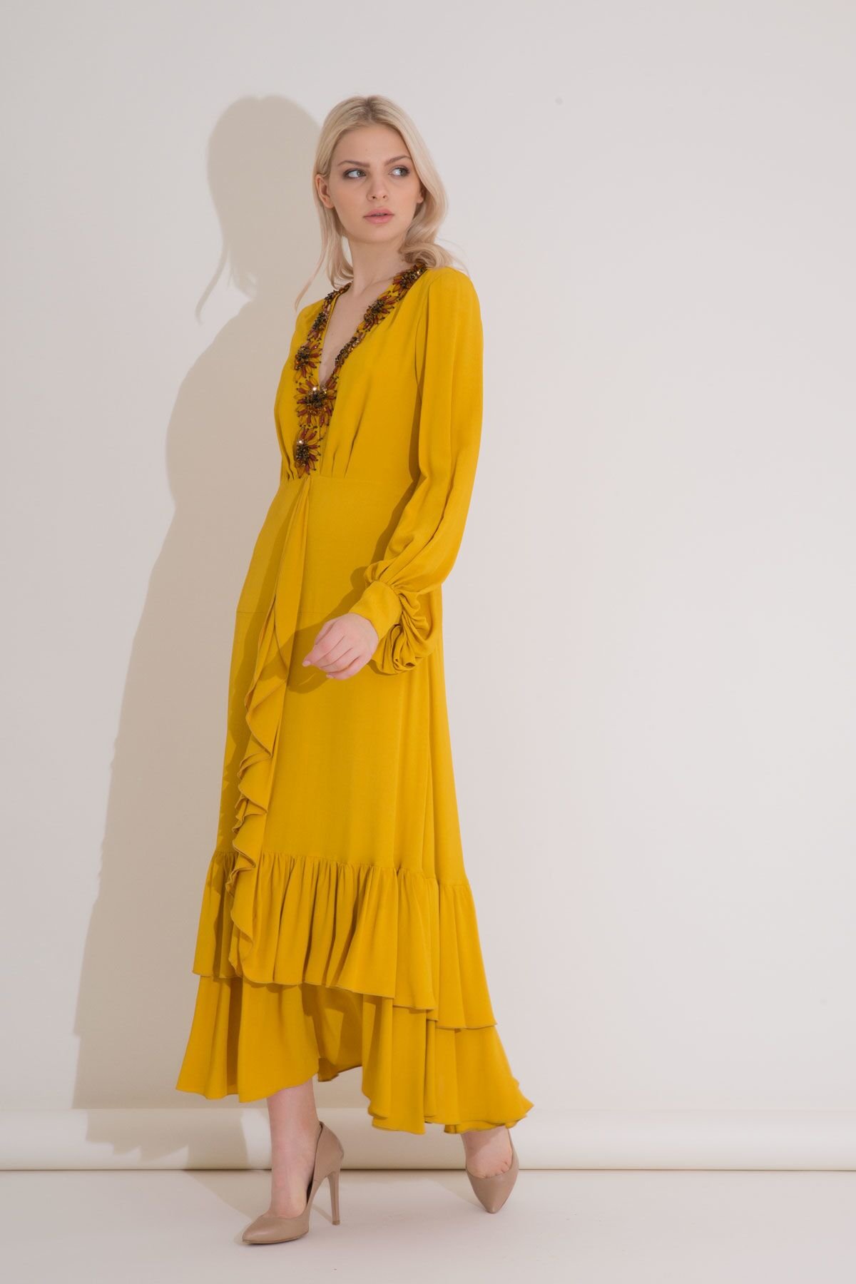 Yaka İşlemeli Safran Rengi Fırfırlı Uzun Elbise