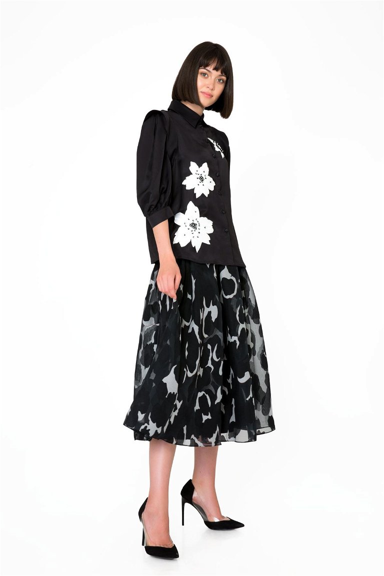 GIZIA - Embroidered Flower Detailed Black Shirt