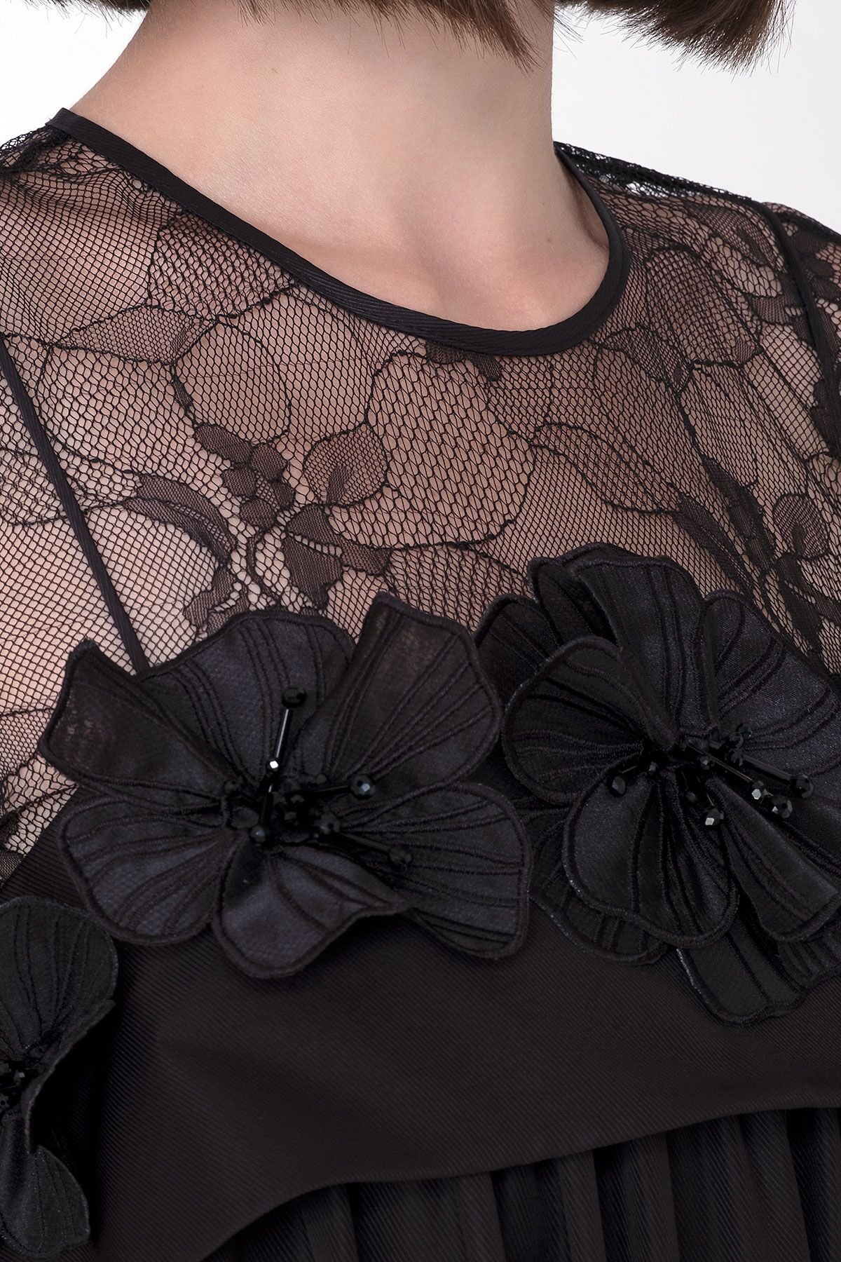 Dantel Üst Detaylı Çiçek Aplikeli Uzun Siyah Elbise