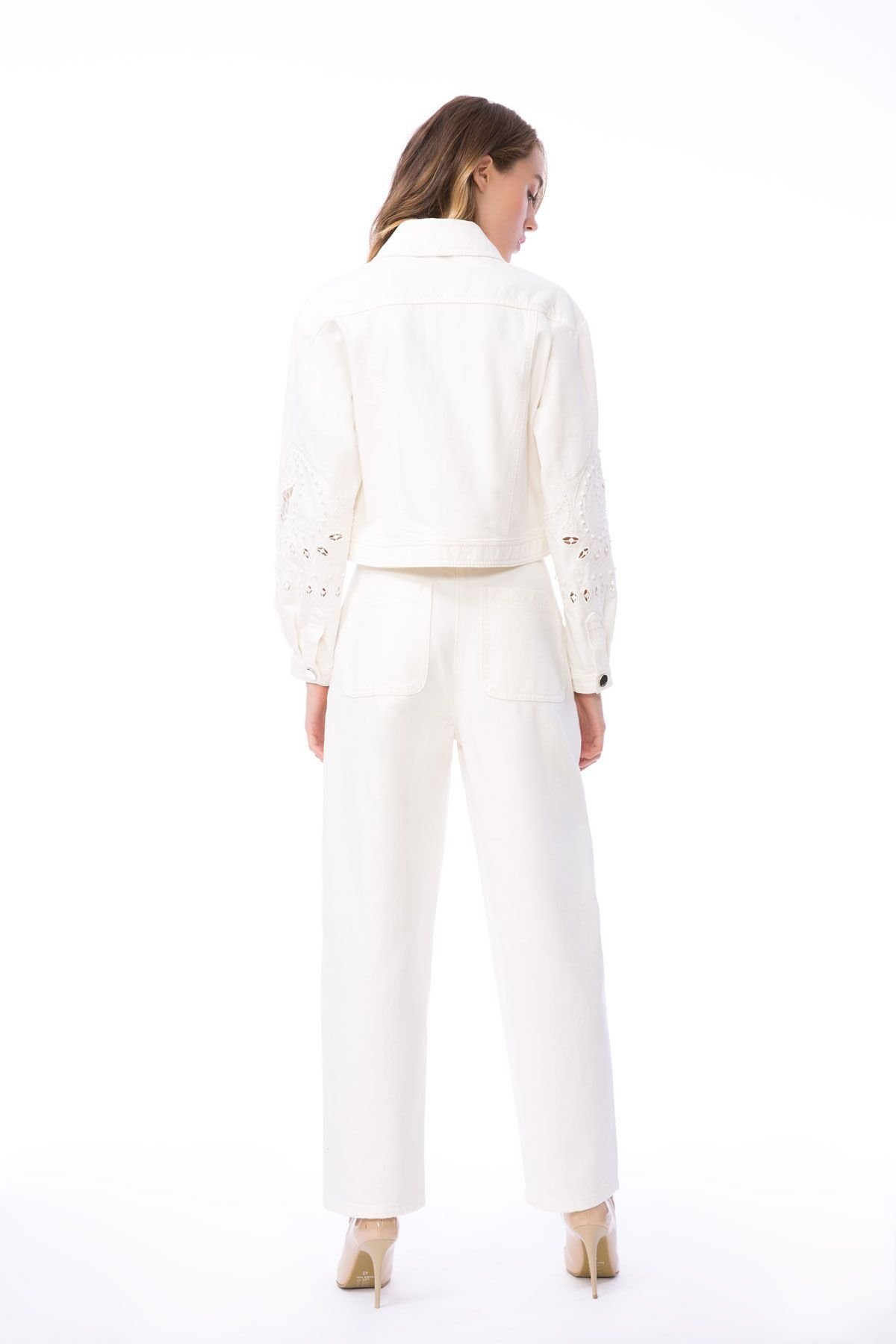 Kolları Nakış İşlemeli Beyaz Crop Jean Ceket