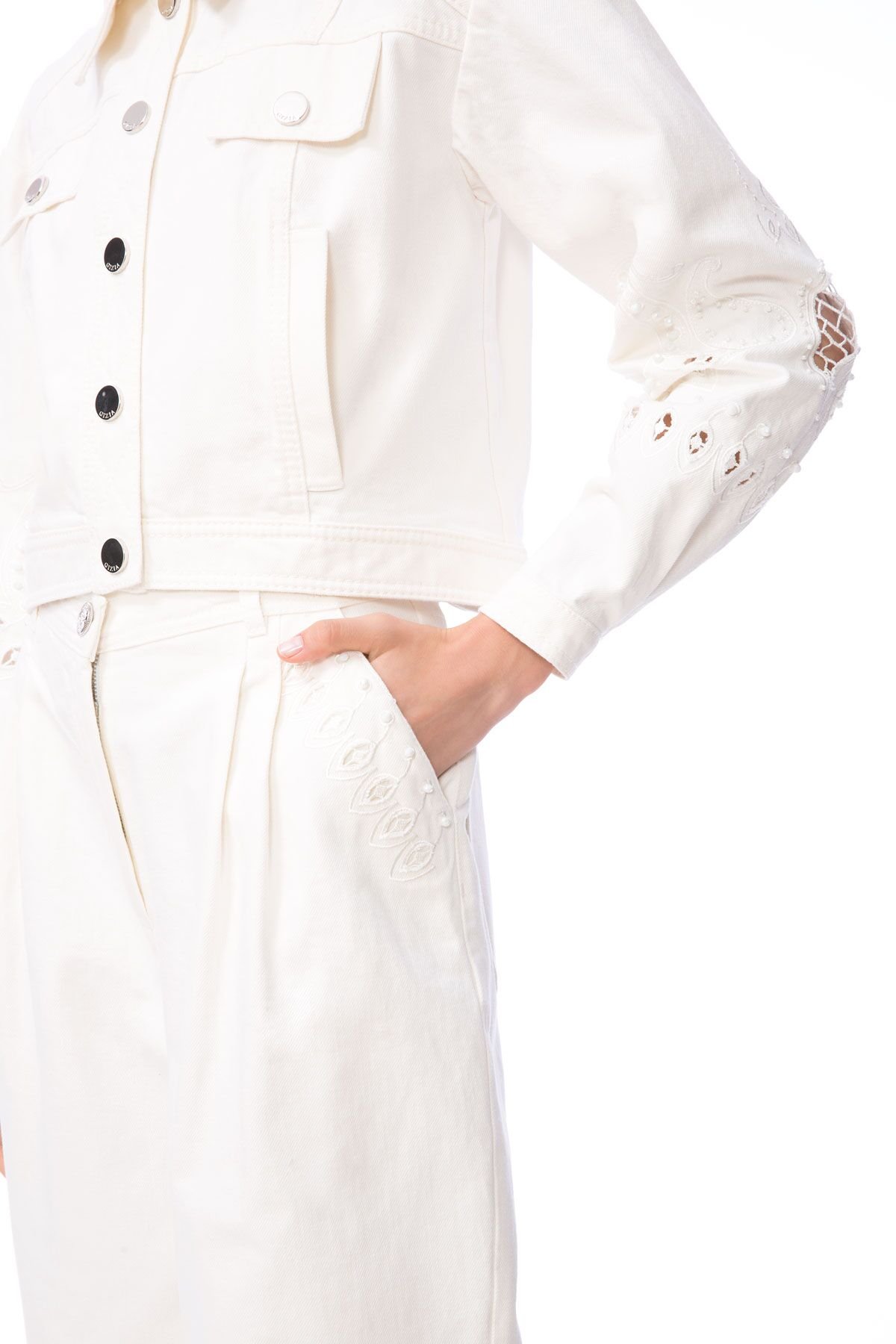Kolları Nakış İşlemeli Beyaz Crop Jean Ceket