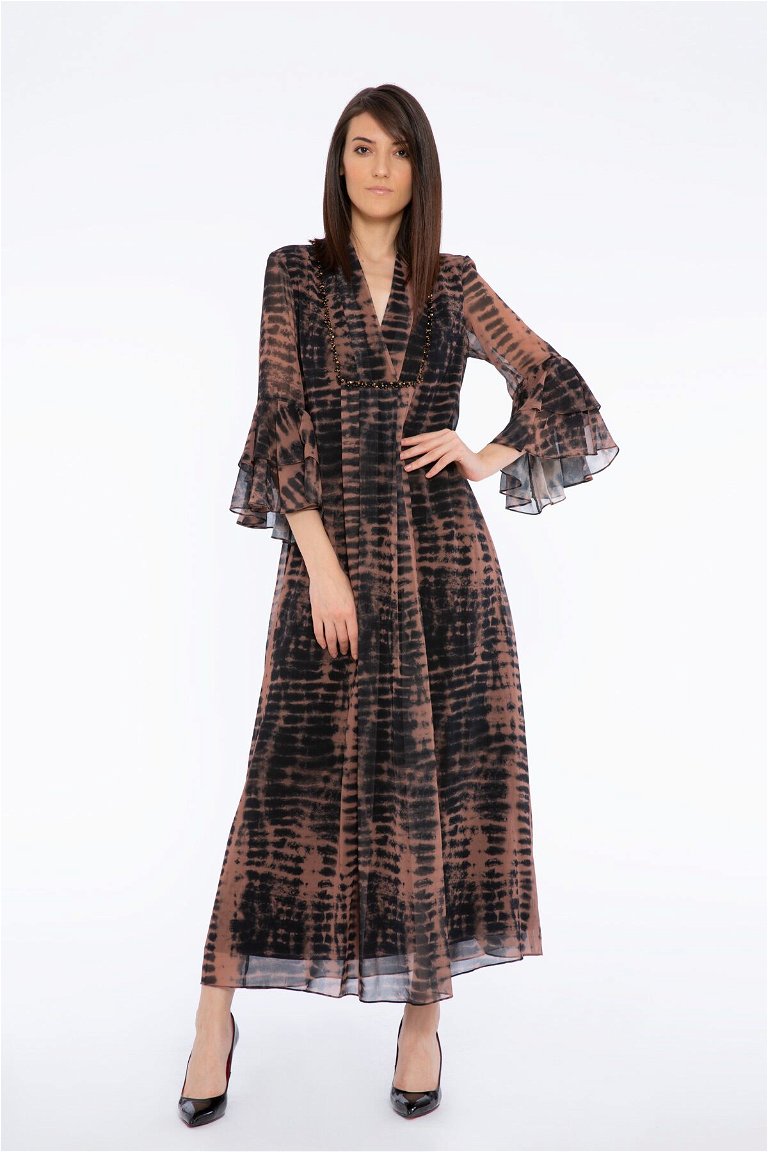 GIZIA - Yaka Taş İşlemeli Batik Desenli Uzun Kahverengi Elbise