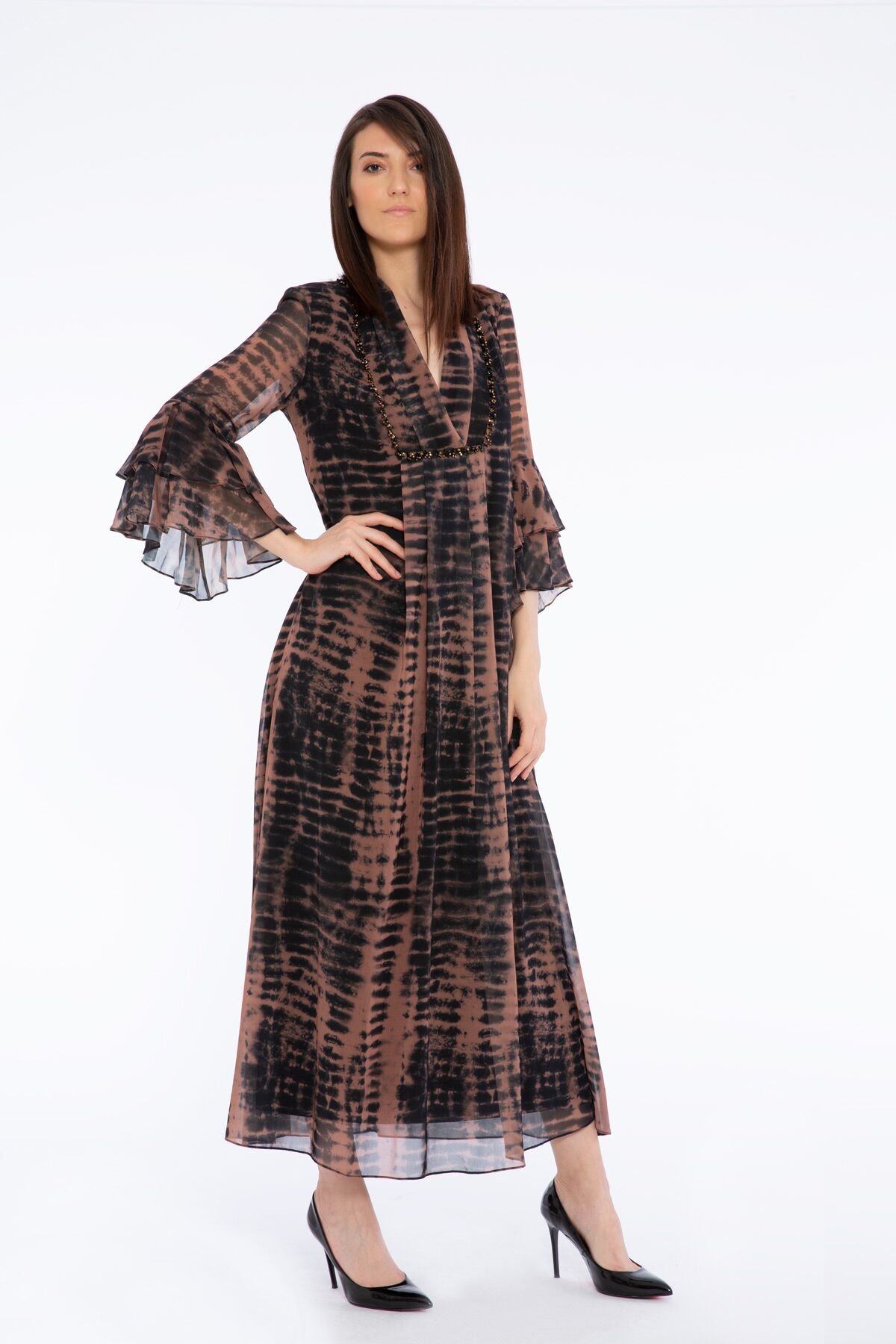 Yaka Taş İşlemeli Batik Desenli Uzun Kahverengi Elbise