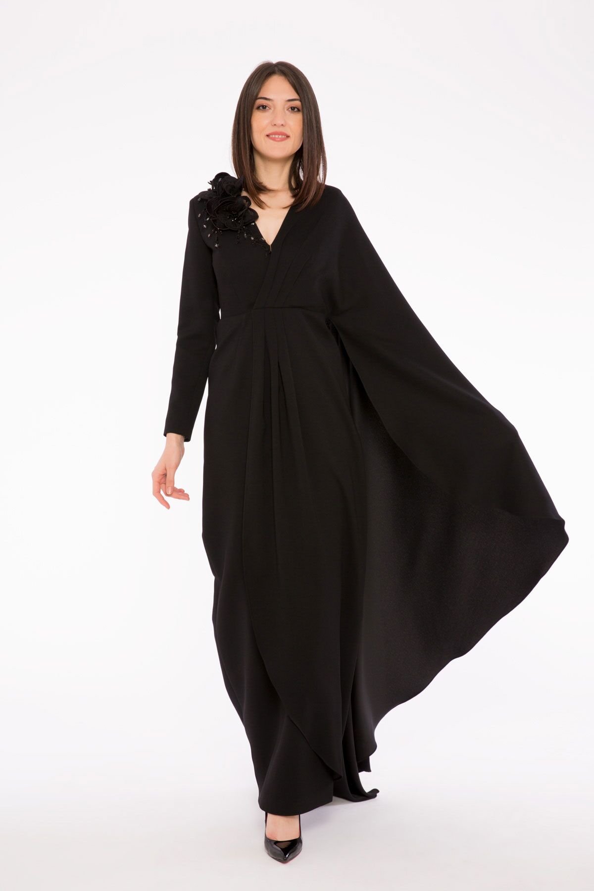 3 Boyutlu Nakış Detaylı Asimetrik Pelerinli Kollu Uzun Gece Elbisesi