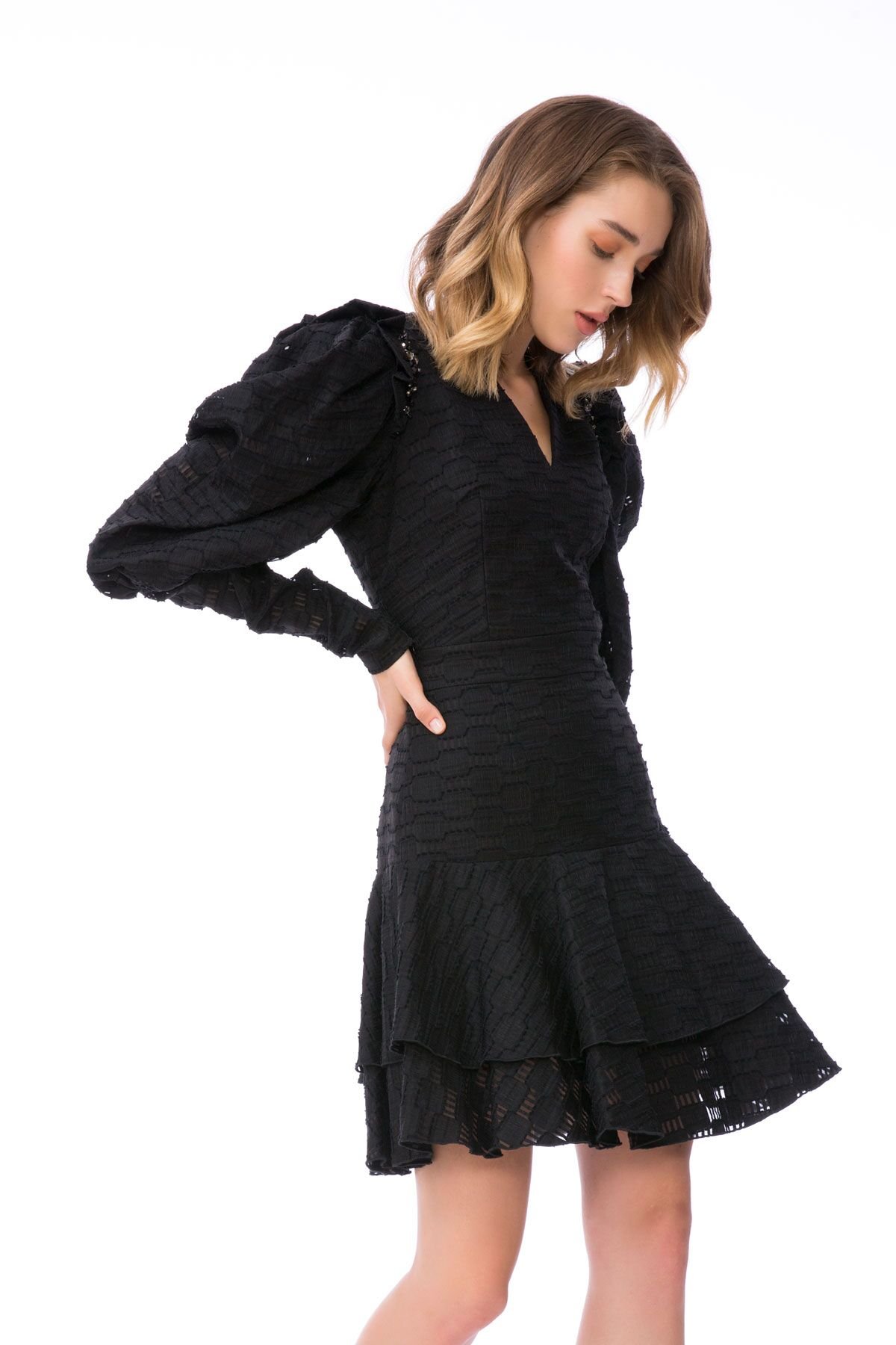 Taş İşleme Detaylı Volan Kollu Siyah Mini Elbise
