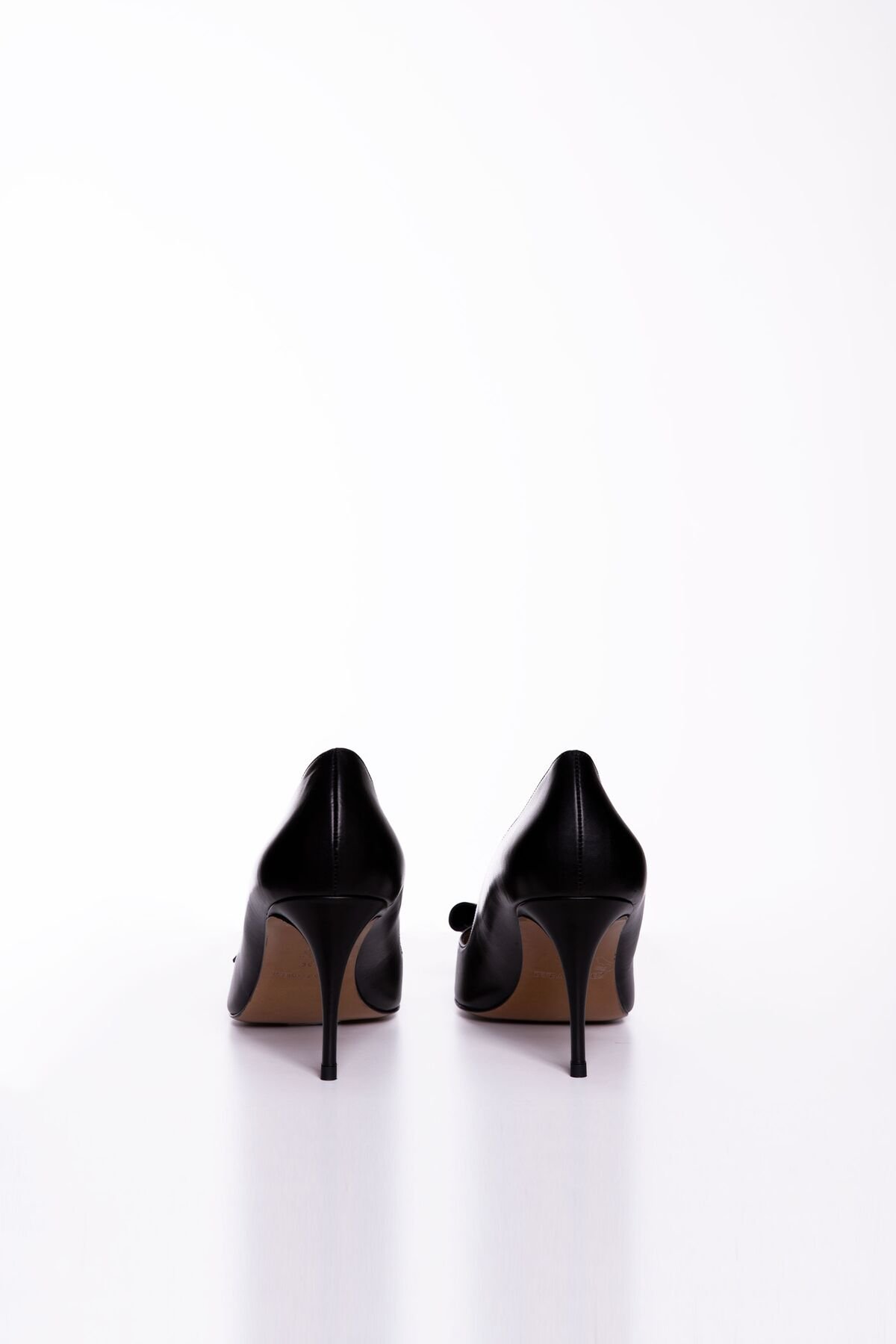 Fiyonk Detaylı Siyah Deri Topuklu Ayakkabı