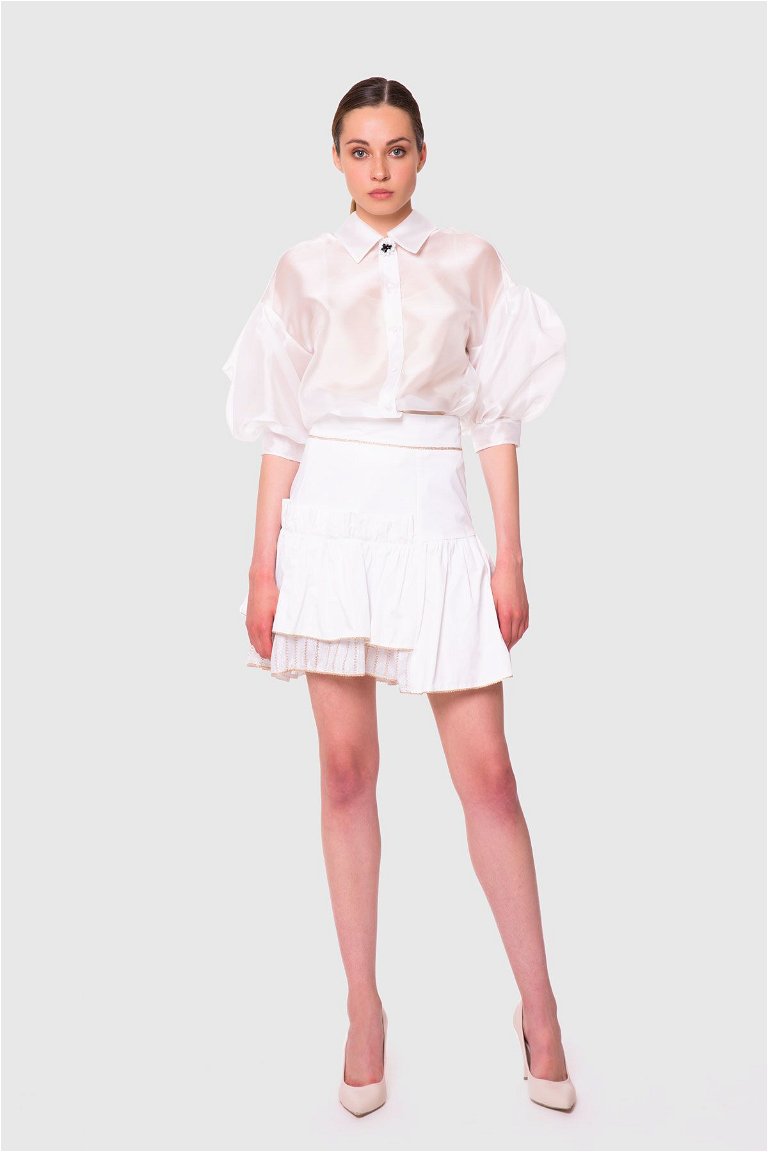 GIZIA - تنورة قصيرة لون أبيض مكشكشة مزينة بشريط