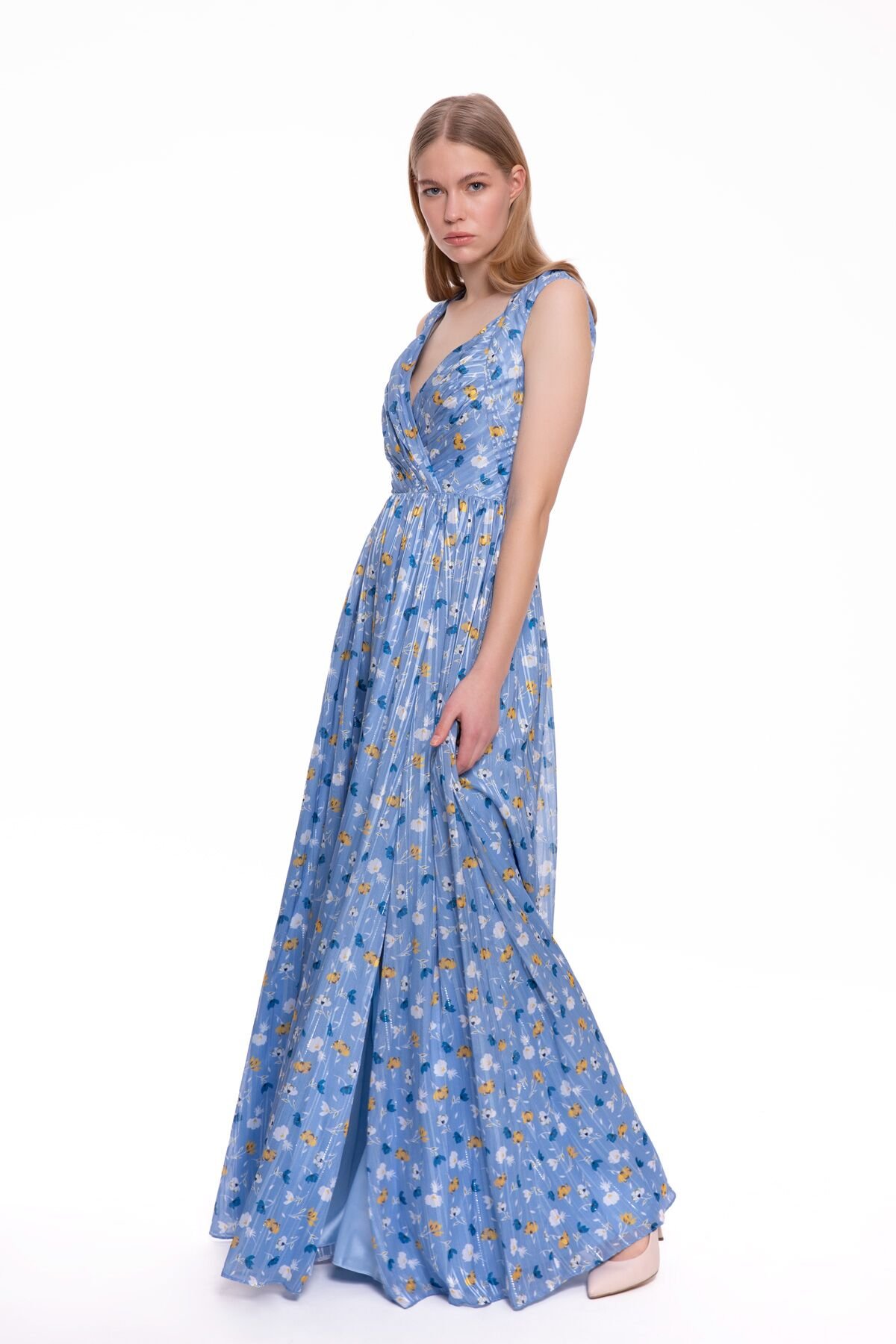 Sırtı Açık, Çiçek Baskılı Mavi Uzun Elbise