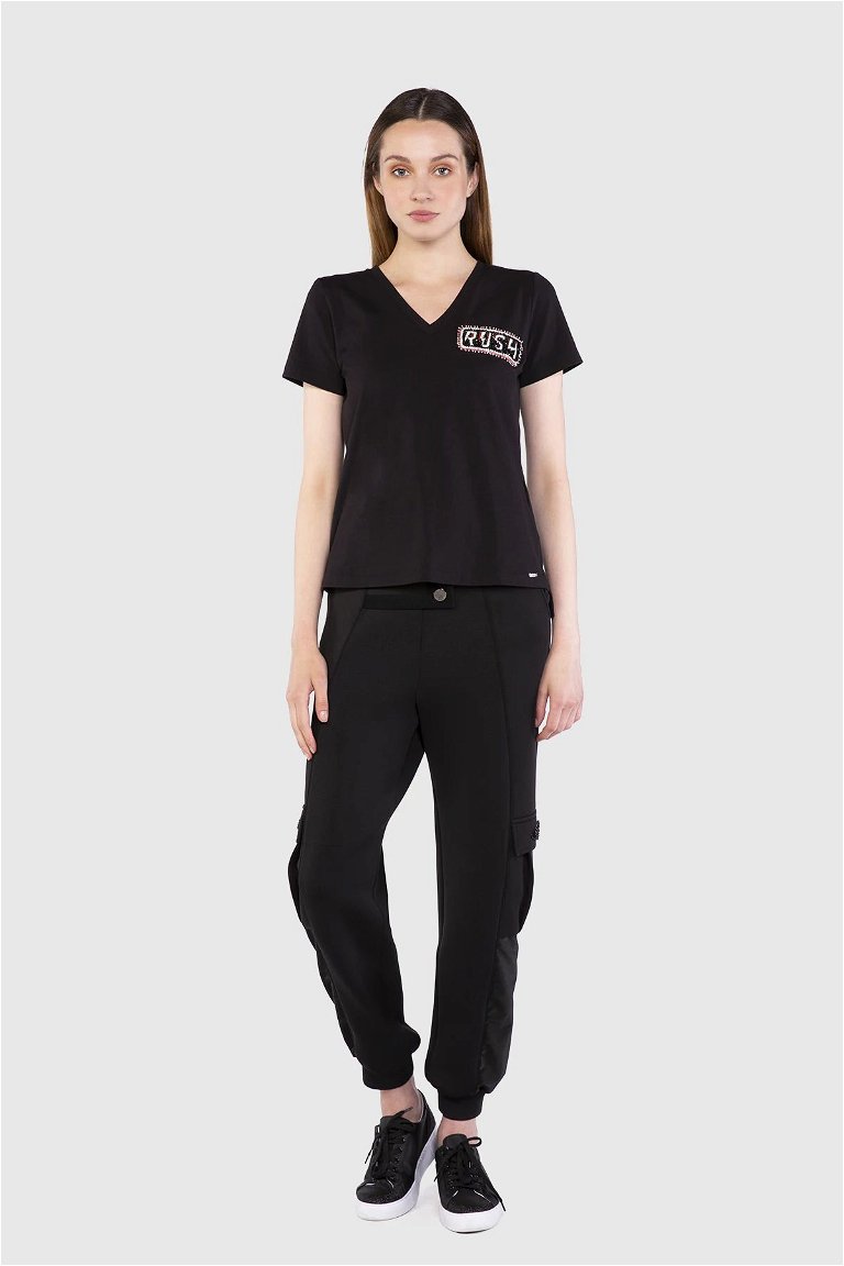 GIZIA SPORT - Embroidered Rim Detail V-Neck Basic Black Tshirt