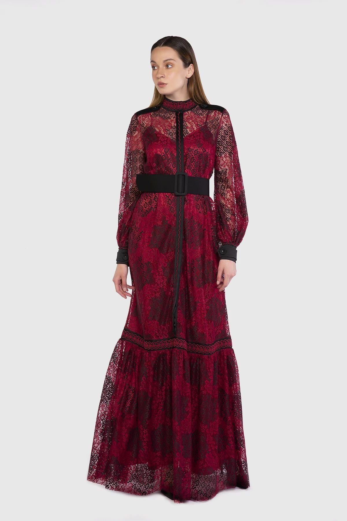 Şerit Detaylı Dik Yaka Kemerli Uzun Dantel Elbise - Gizia