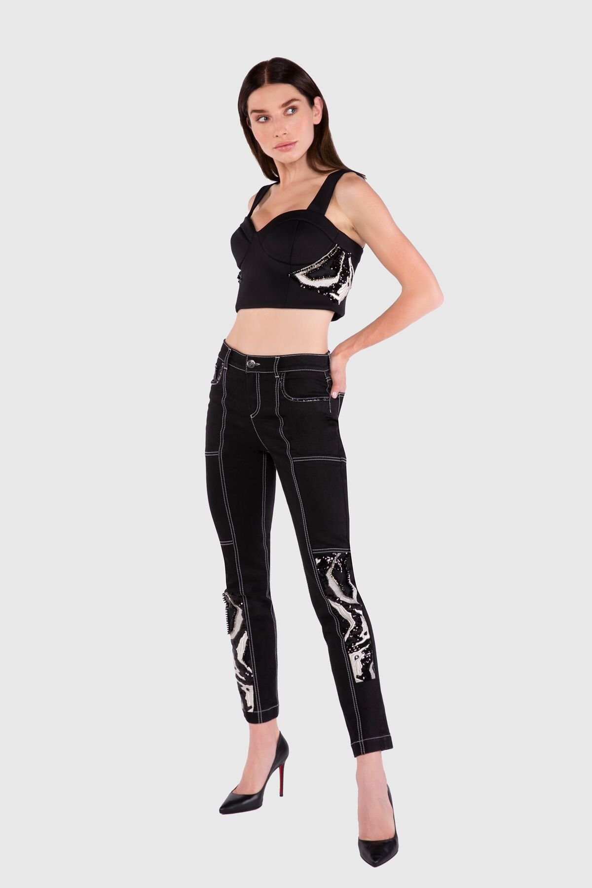 Kontrast Dikişli Paçadan Nakış Detaylı Siyah Skinny Jean