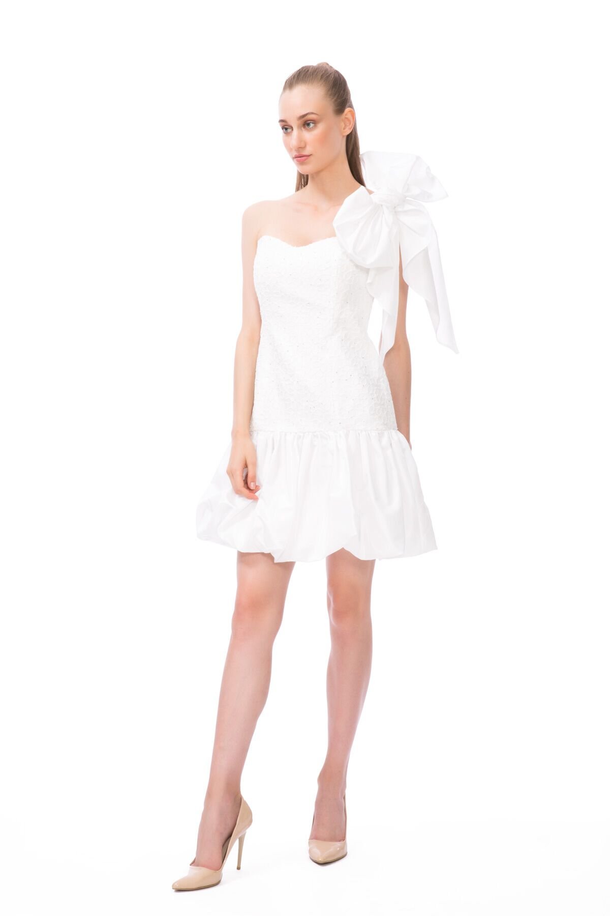 Tek Omuz Fiyonklu Balon Etekli Dantelli Beyaz Mini Elbise
