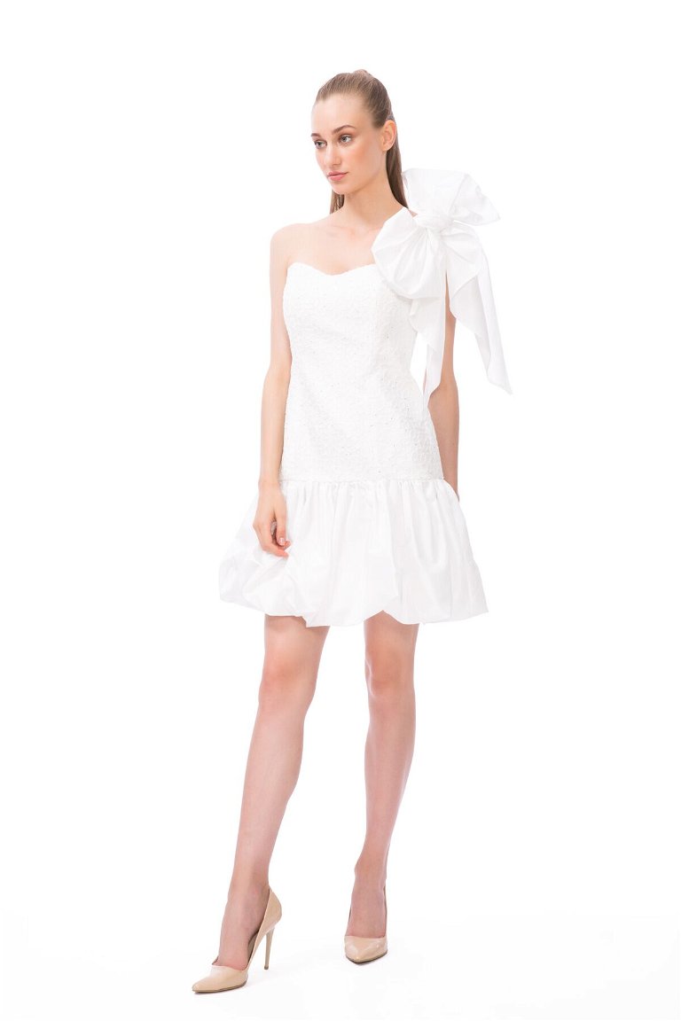 KIWE - Tek Omuz Fiyonklu Balon Etekli Dantelli Beyaz Mini Elbise