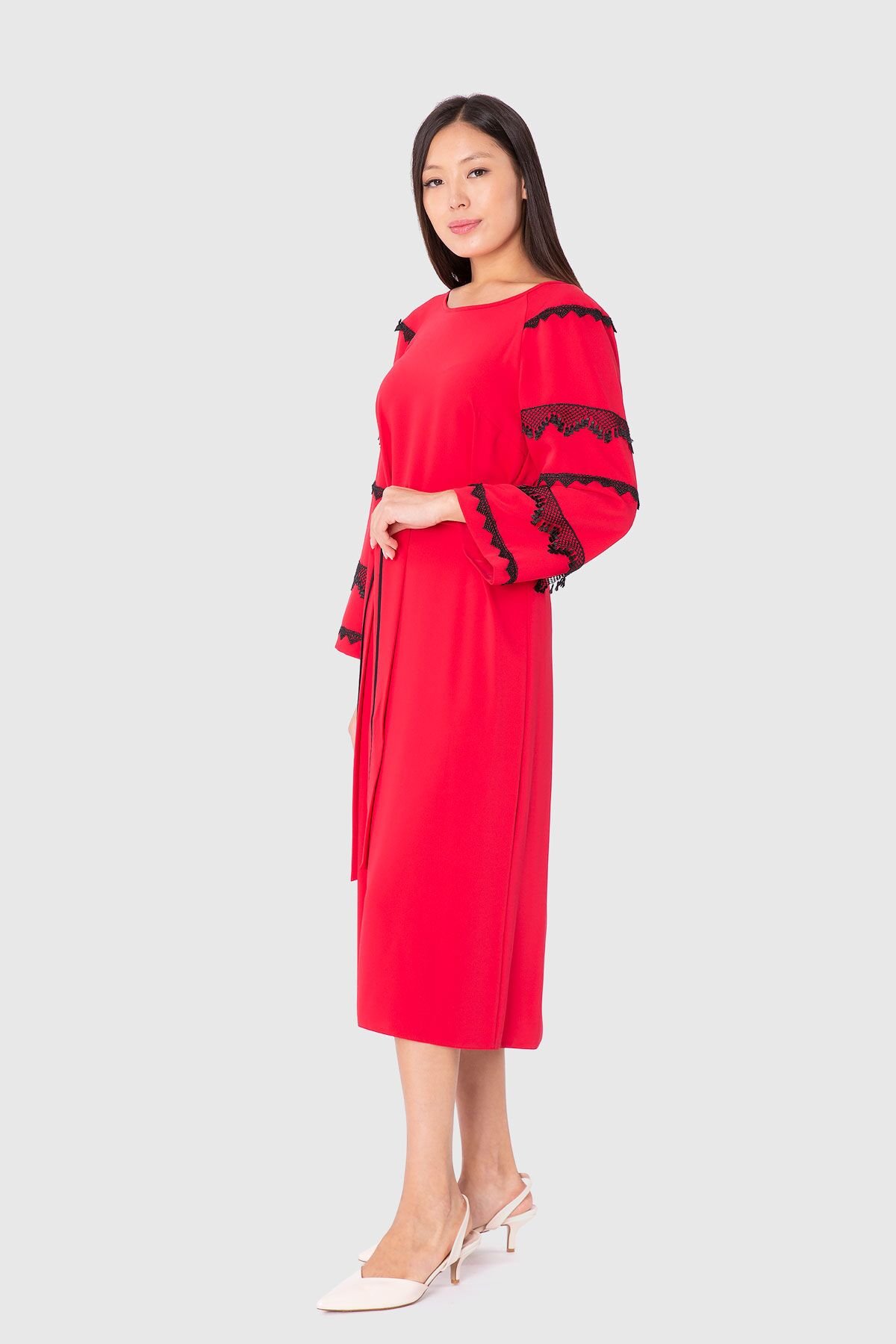 Kolları Dantel Detaylı Kuşaklı Koyu Kırmızı Midi Elbise