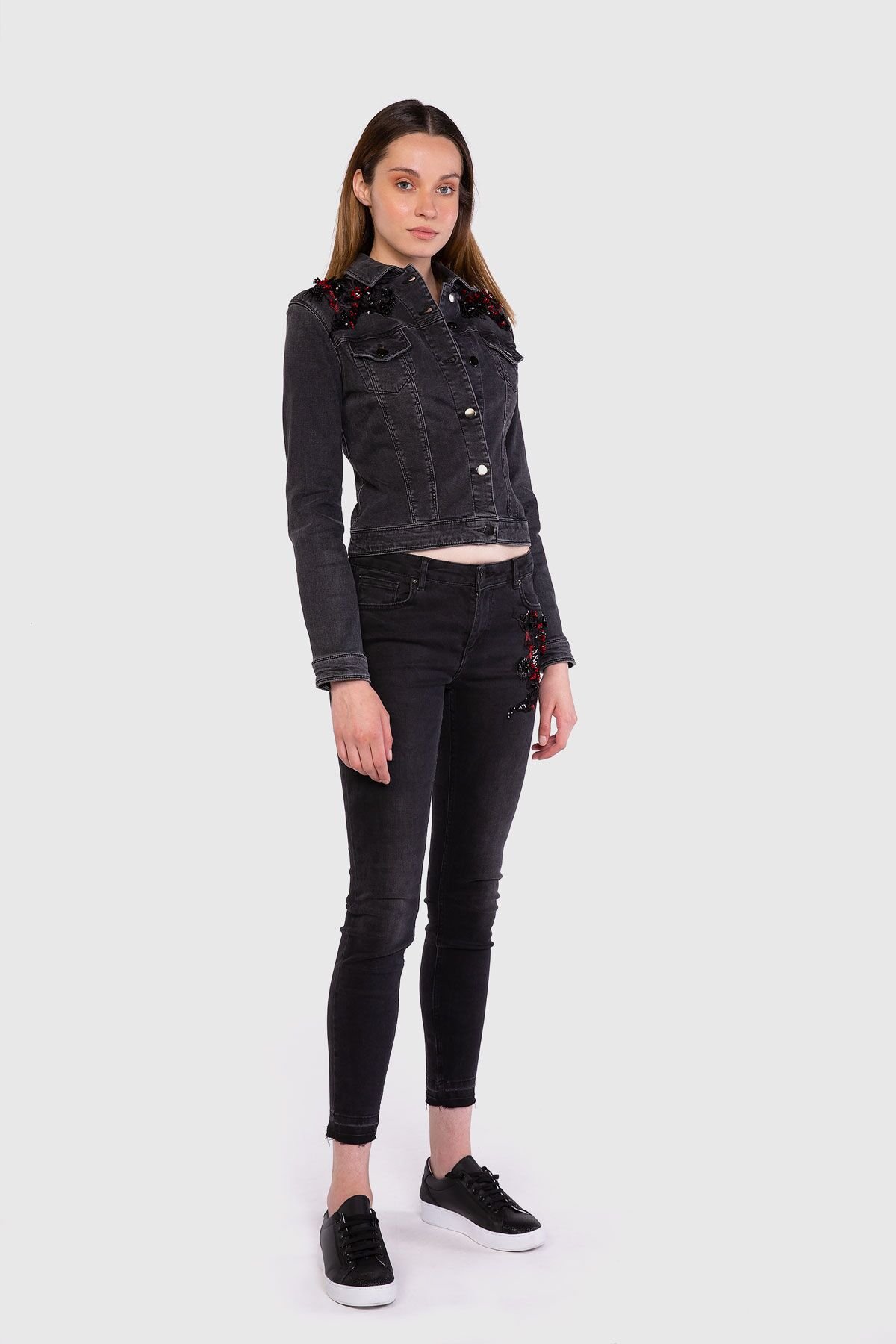 Omuzlardan Nakış İşlemeli Siyah Jean Ceket