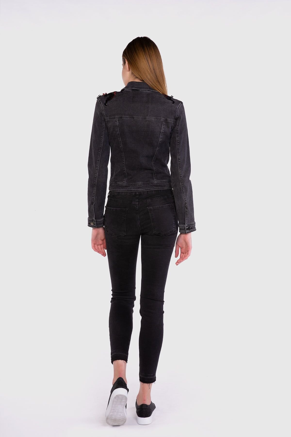 Omuzlardan Nakış İşlemeli Siyah Jean Ceket
