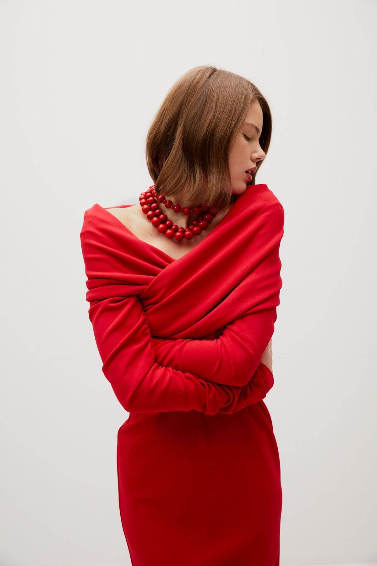 Asimetrik Yaka Detaylı Dar Kesim Kırmızı Elbise