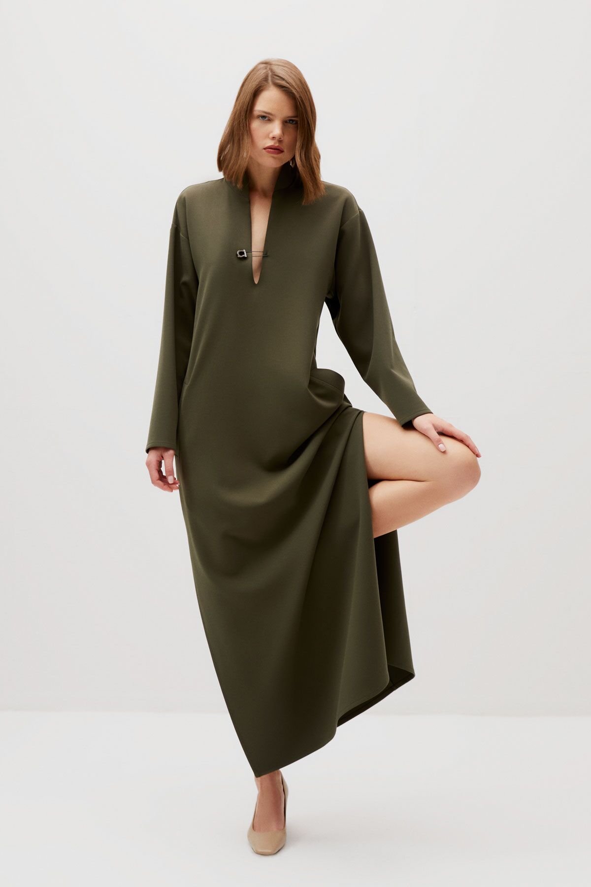Dilek Hanif Yakası İğne Detaylı Yanları Yırtmaçlı Yeşil Uzun Tasarım Elbise