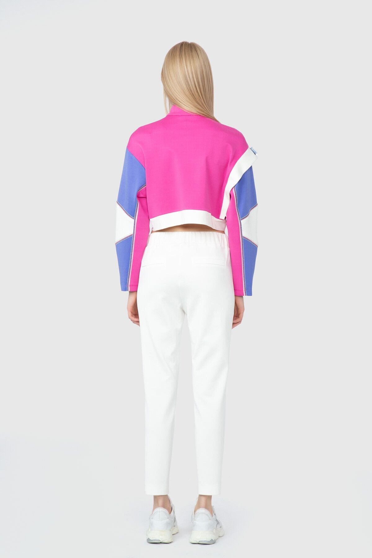Kontrast Renk Detaylı Nakış Aplikeli Crop Pembe Swetshirt