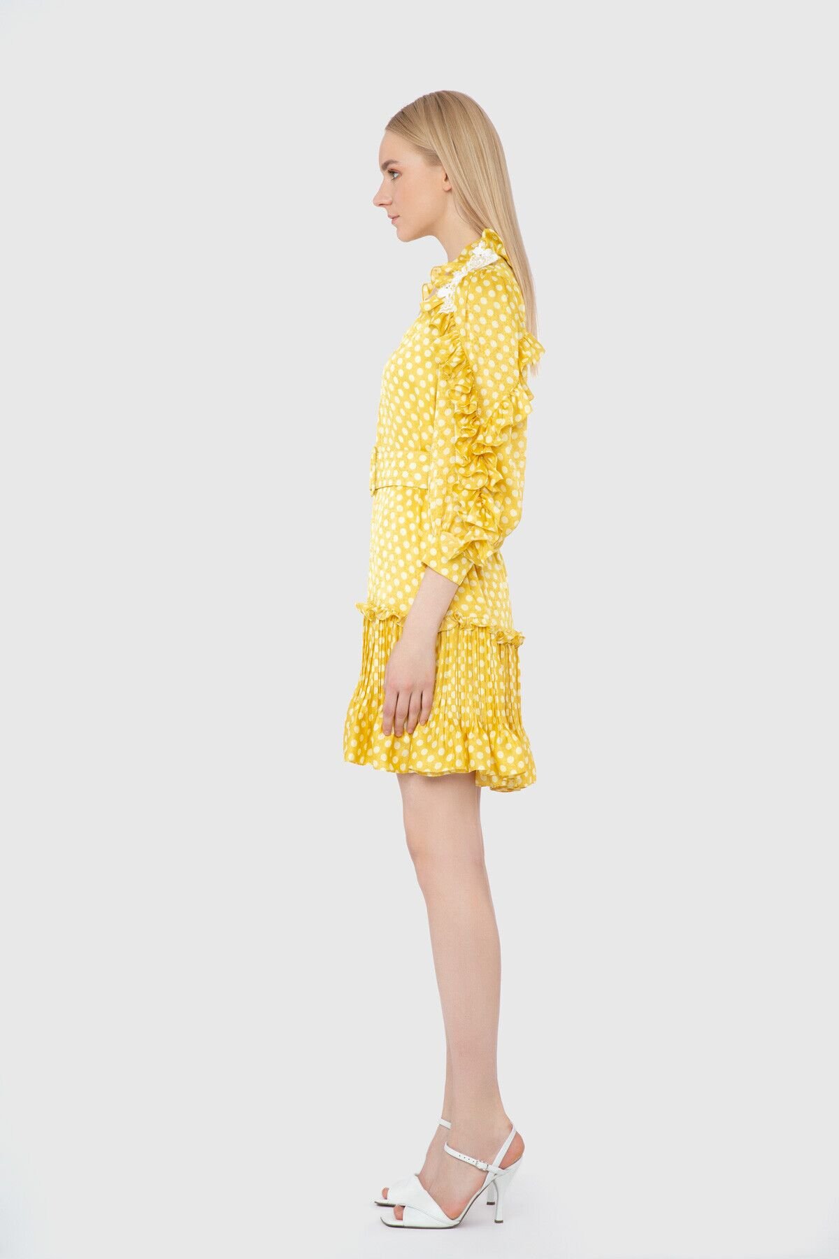 Pilise Detaylı Puantiye Desenli Mini Rahat Sarı Elbise