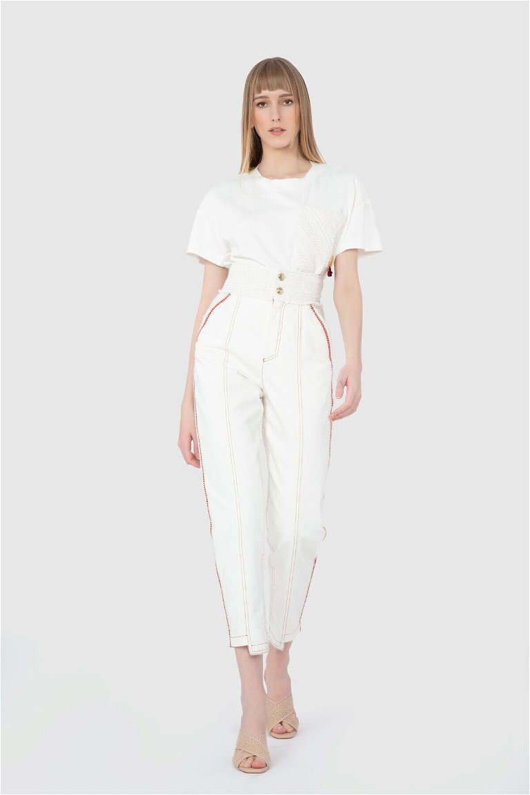  GIZIA - Aksesuar Detaylı Kontrast Kumaşlı Mom Beyaz Jean