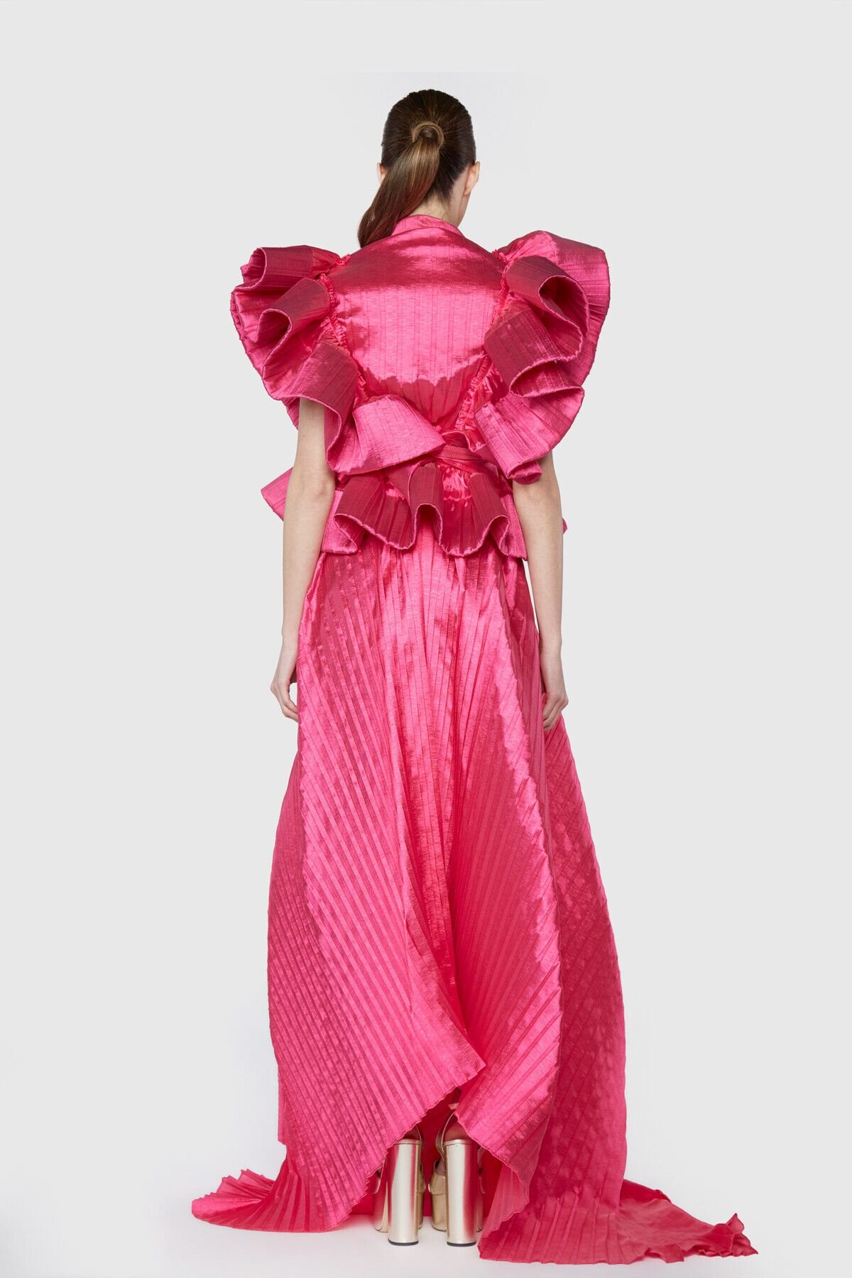 Özlem Süer İşlemeli Volan Detaylı V Yaka Hacimli Tasarım Elbise