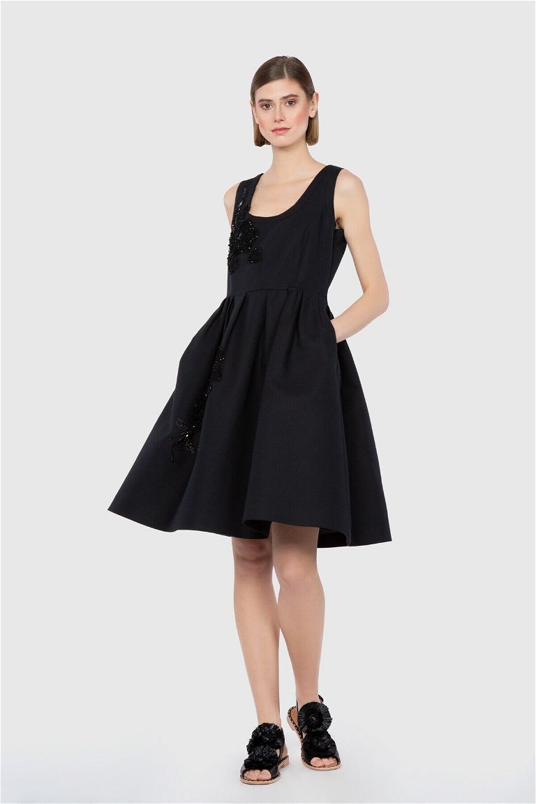 GIZIAGATE - Dice Kayek U Yaka İşleme Detaylı Kolsuz Siyah Tasarım Elbise
