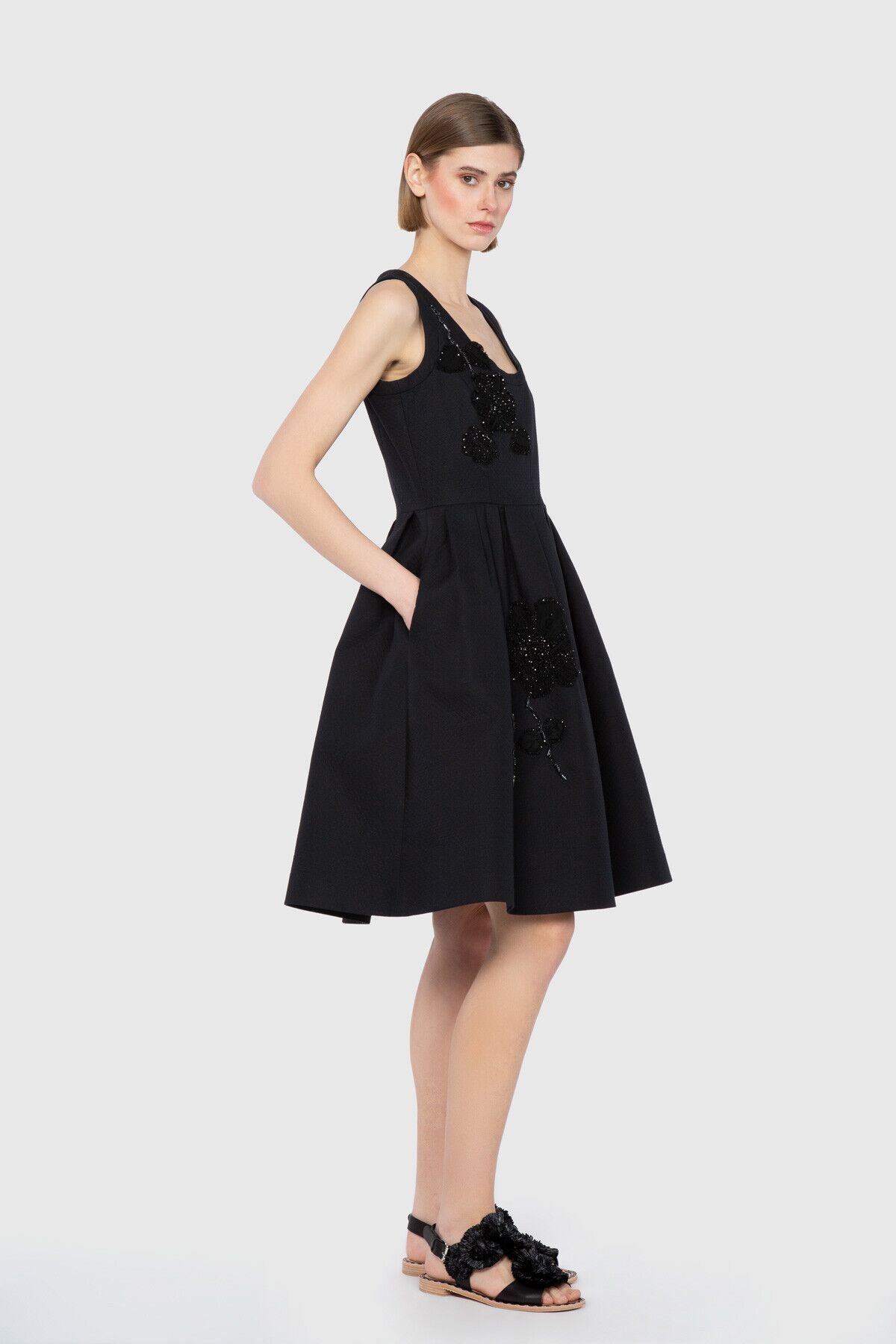Dice Kayek U Yaka İşleme Detaylı Kolsuz Siyah Tasarım Elbise