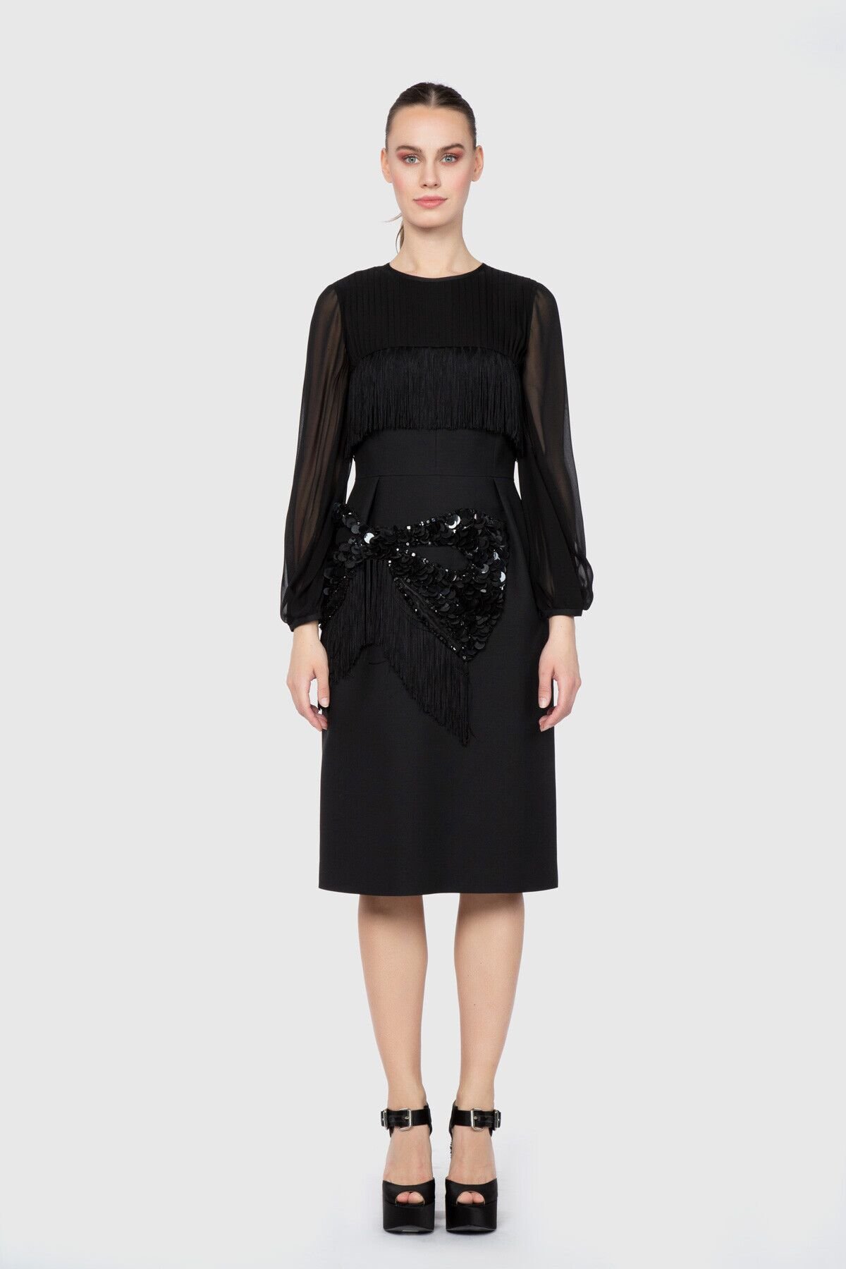 Dice Kayek Fiyonk Detaylı İşlemeli Diz Altı Siyah Tasarım Elbise