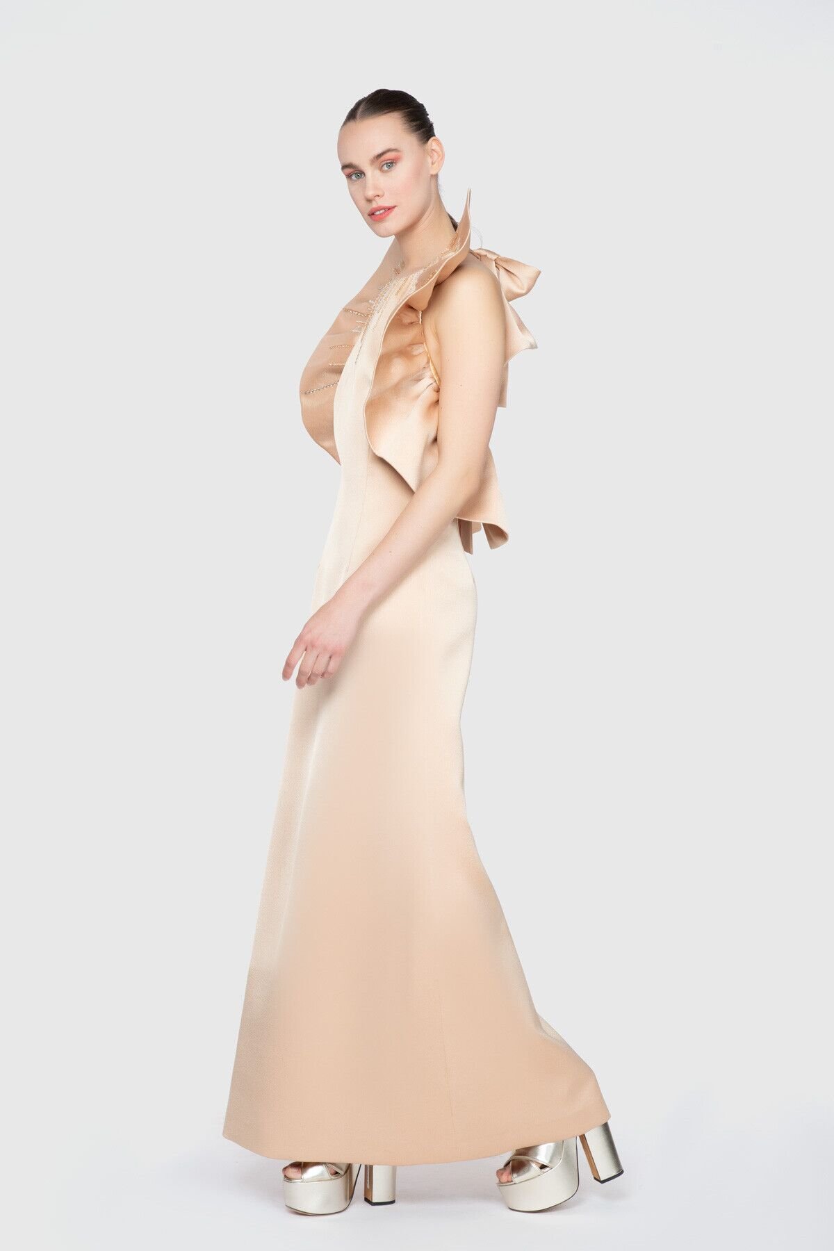 Nihan Peker Omuzları Hacimli A Form Uzun Tasarım Elbise
