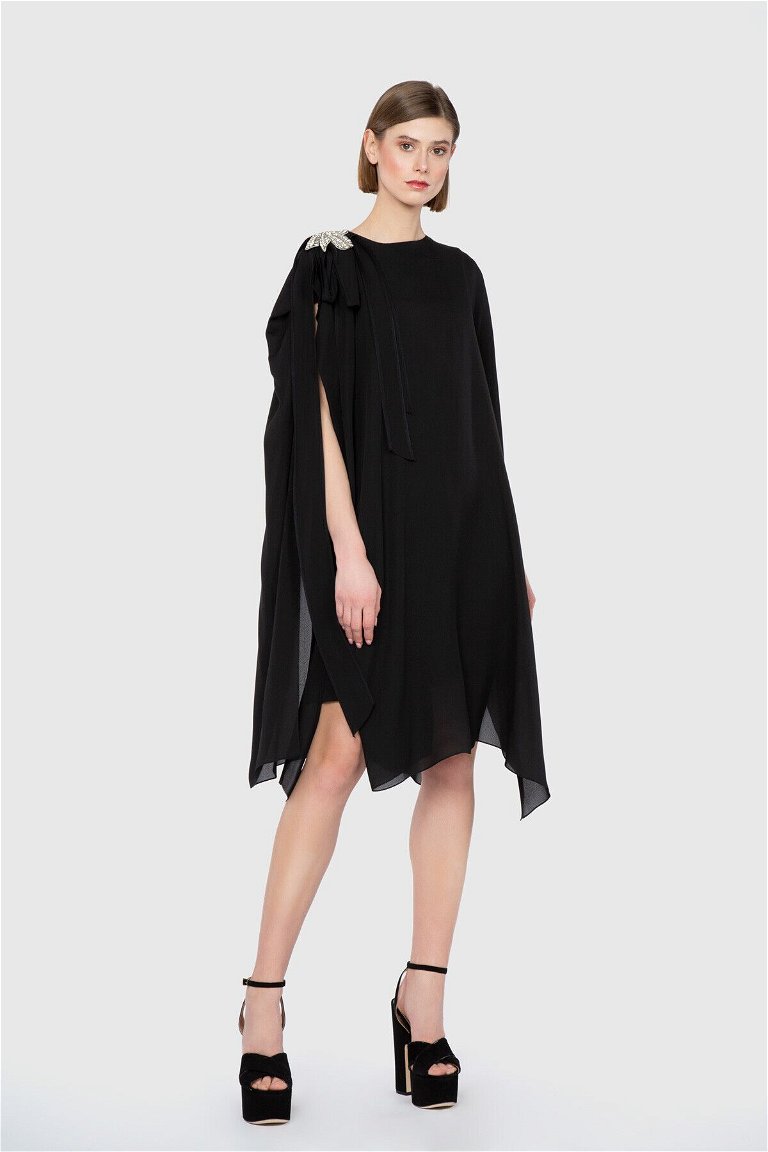 GIZIAGATE - قميص فستان أسود مصمم بتفاصيل على مستوى الكتف