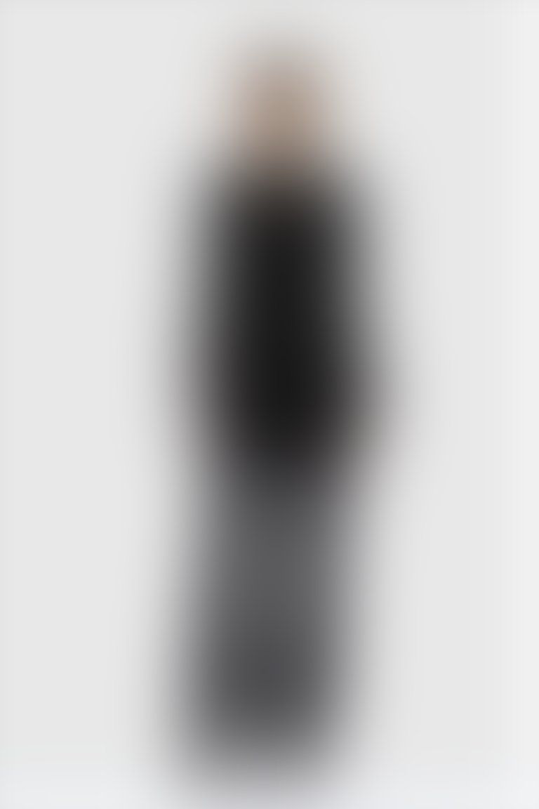 Dice Kayek İşlemeli Boyundan Bağlı Volanlı Siyah Tasarım Bluz