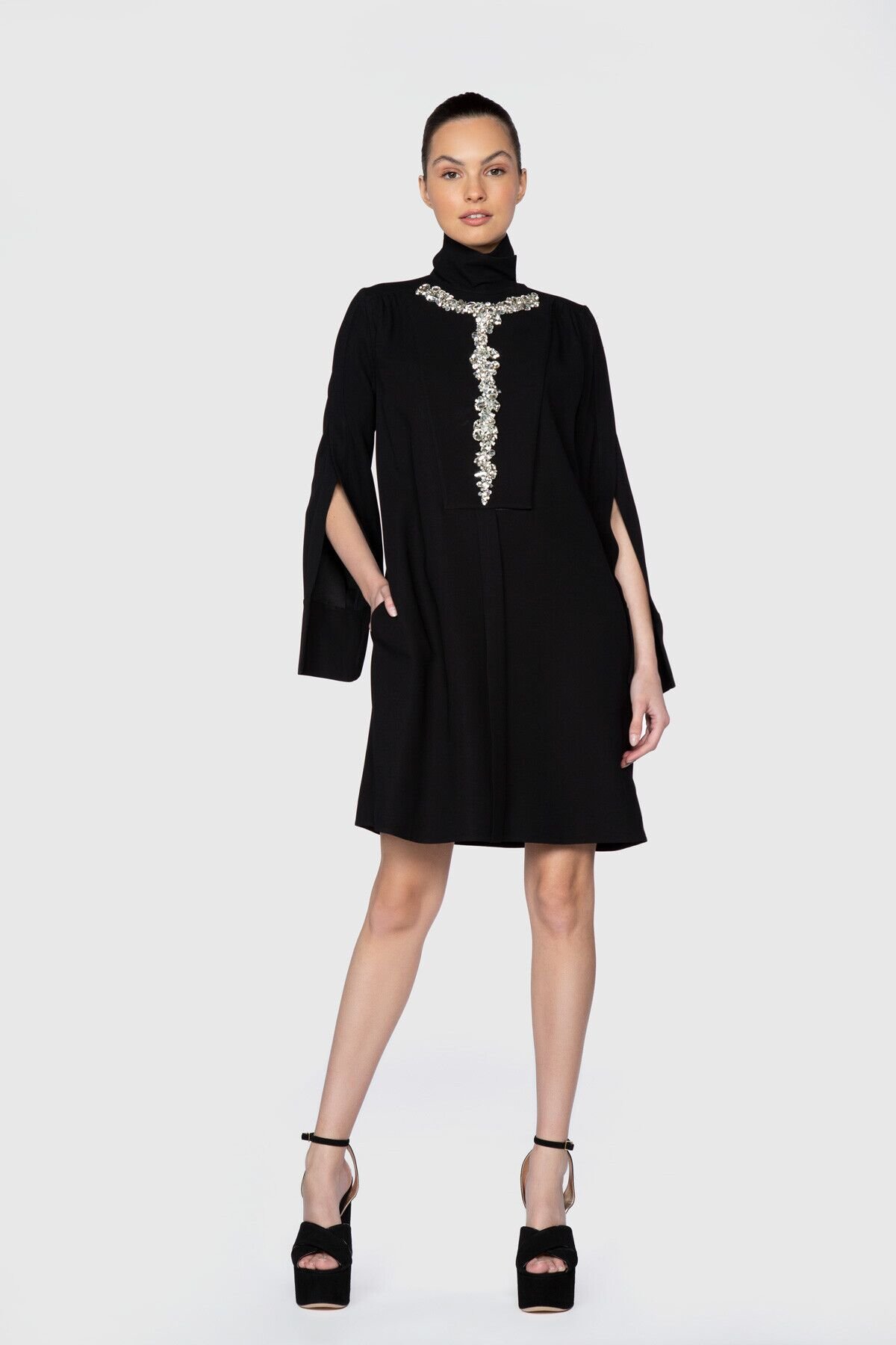 Dice Kayek İşlemeli Yırtmaç Kol Detaylı Diz Üstü Siyah Tasarım Elbise