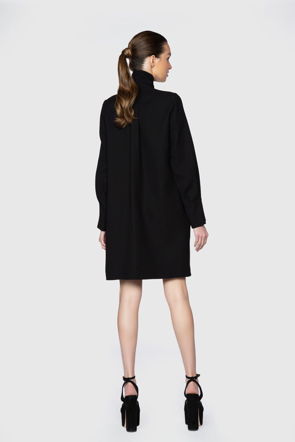 Dice Kayek İşlemeli Yırtmaç Kol Detaylı Diz Üstü Siyah Tasarım Elbise