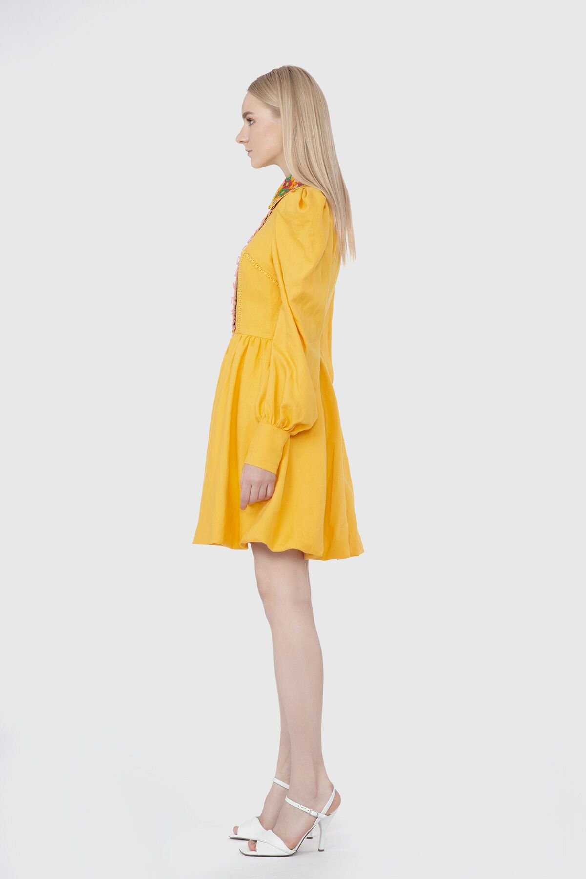 Yakası Desen İşlemeli Sarı Elbise