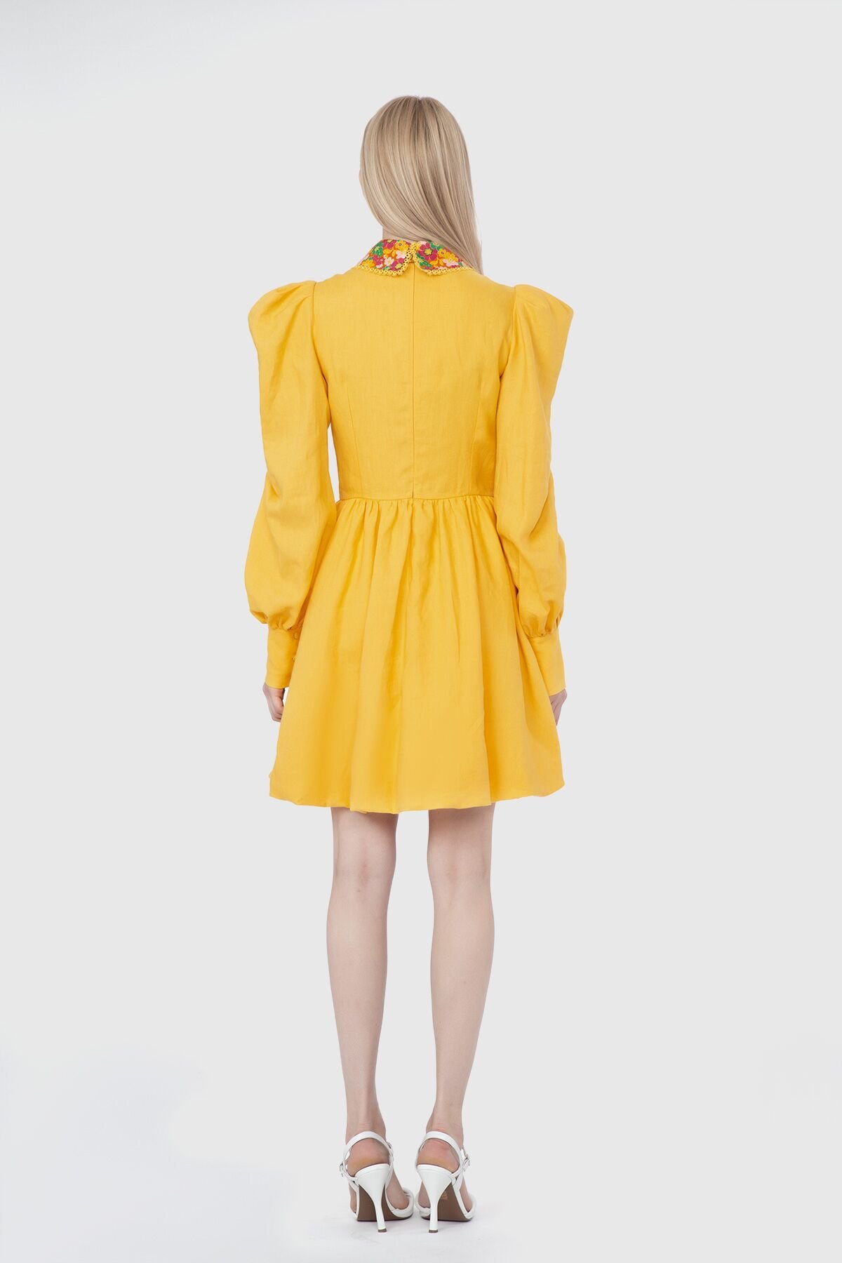 Yakası Desen İşlemeli Sarı Elbise