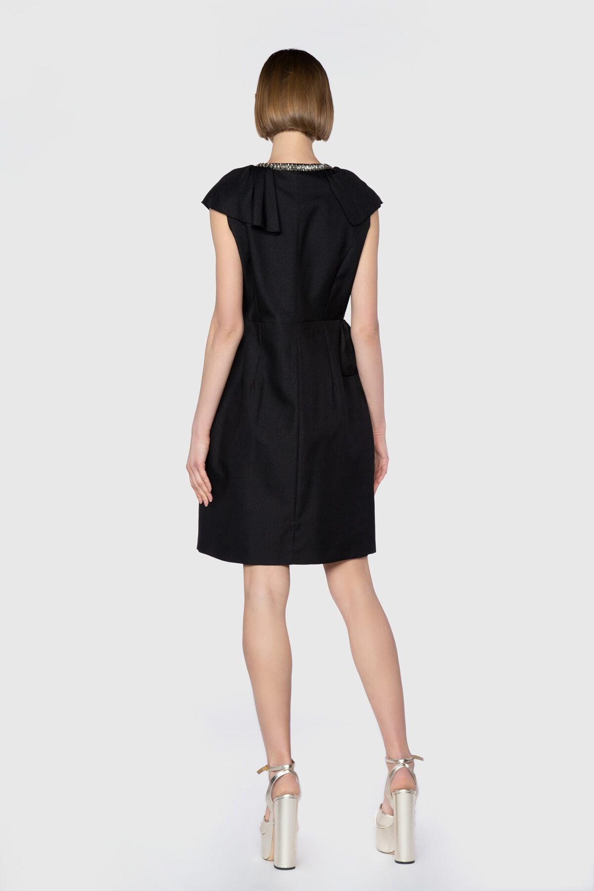 Dice Kayek Yakası İşlemeli Volan Detaylı Siyah Mini Tasarım Elbise