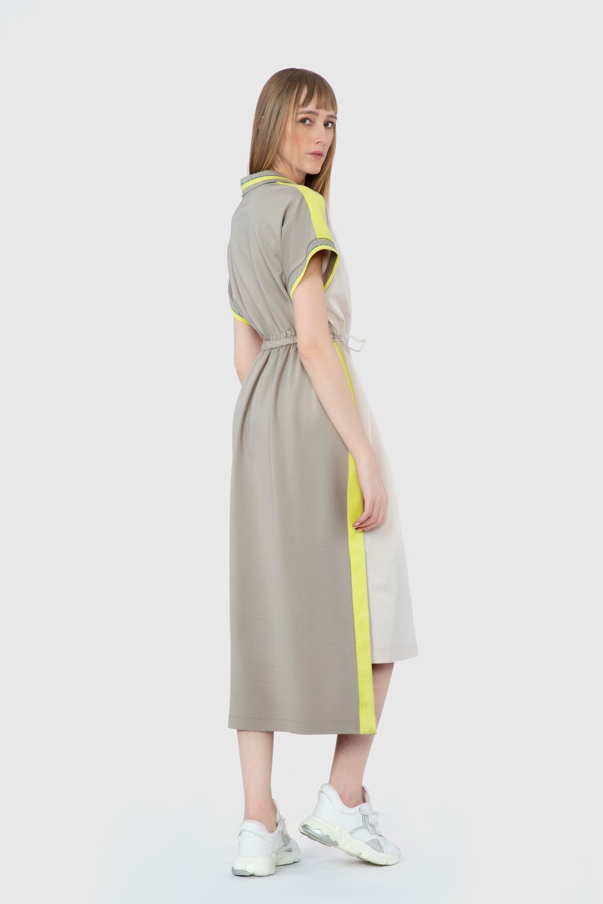 Neon Bant Detaylı Yırtmaçlı Belden Büzgülü Bej Elbise