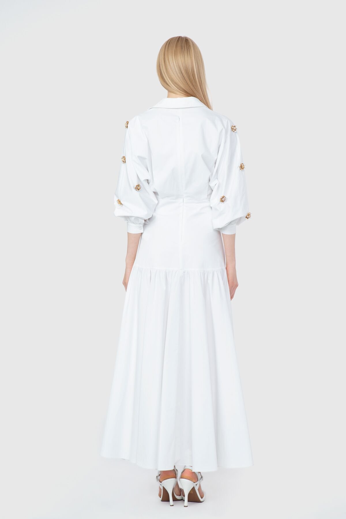 Büzgülü Asimetrik Kuplu Kolları İşlemeli Beyaz Elbise