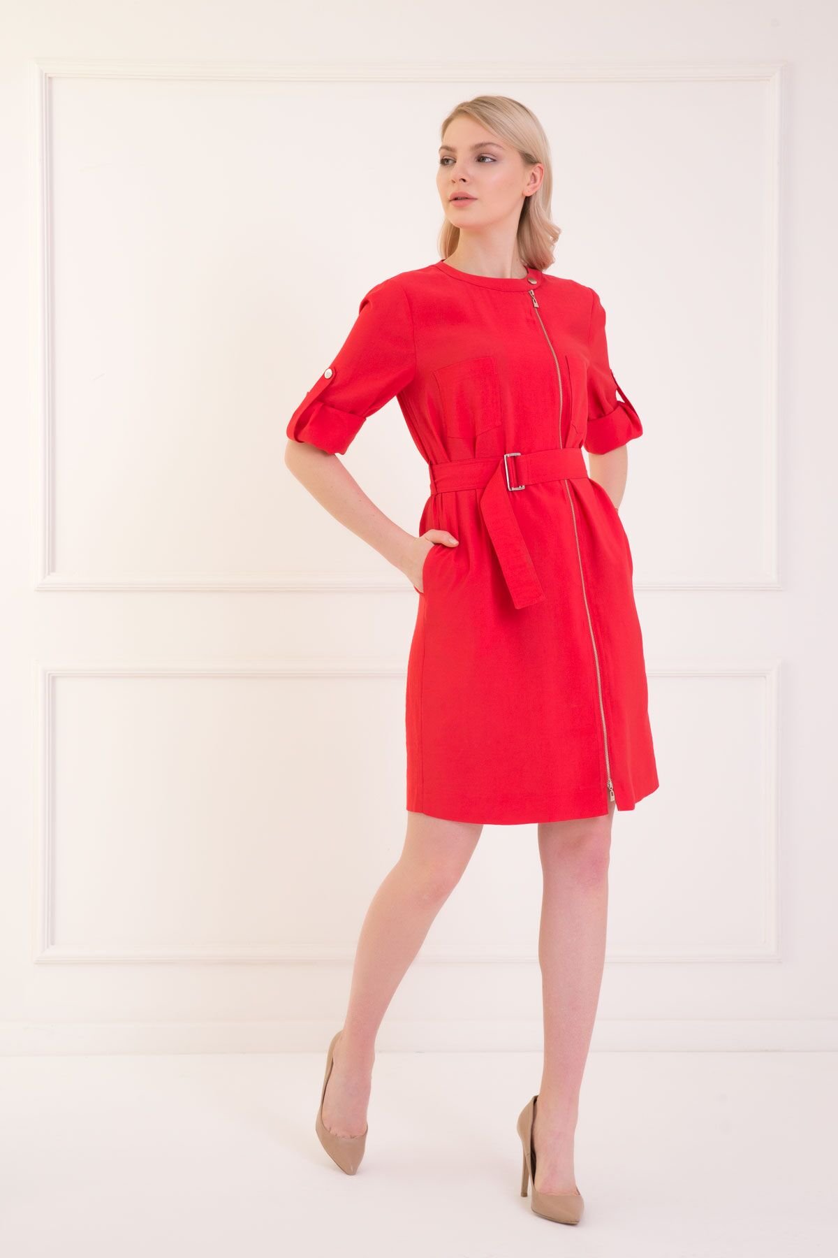 Fermuar Detaylı İki Cepli Kuşaklı Kırmızı Elbise